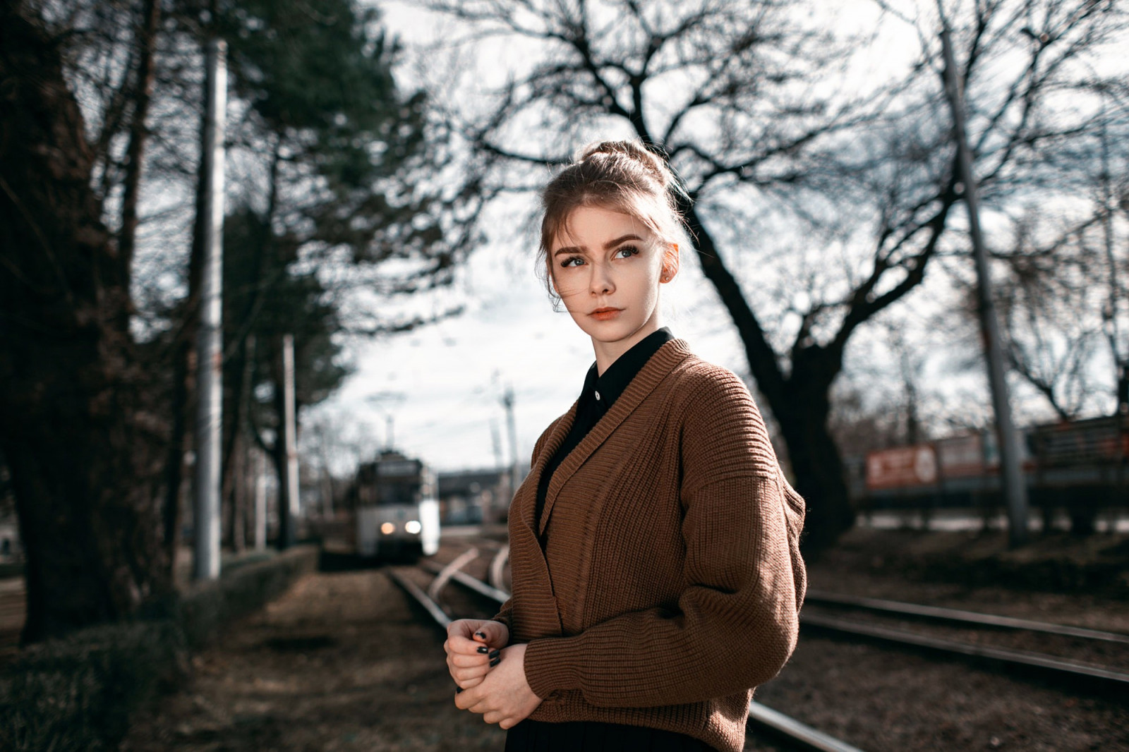 donne all'aperto, donne, modello, ritratto, urbano, veicolo, moda, primavera, unghie nere, autunno, stagione, fotografia, istantanea, posizioni umani, fotografia di ritratto, servizio fotografico