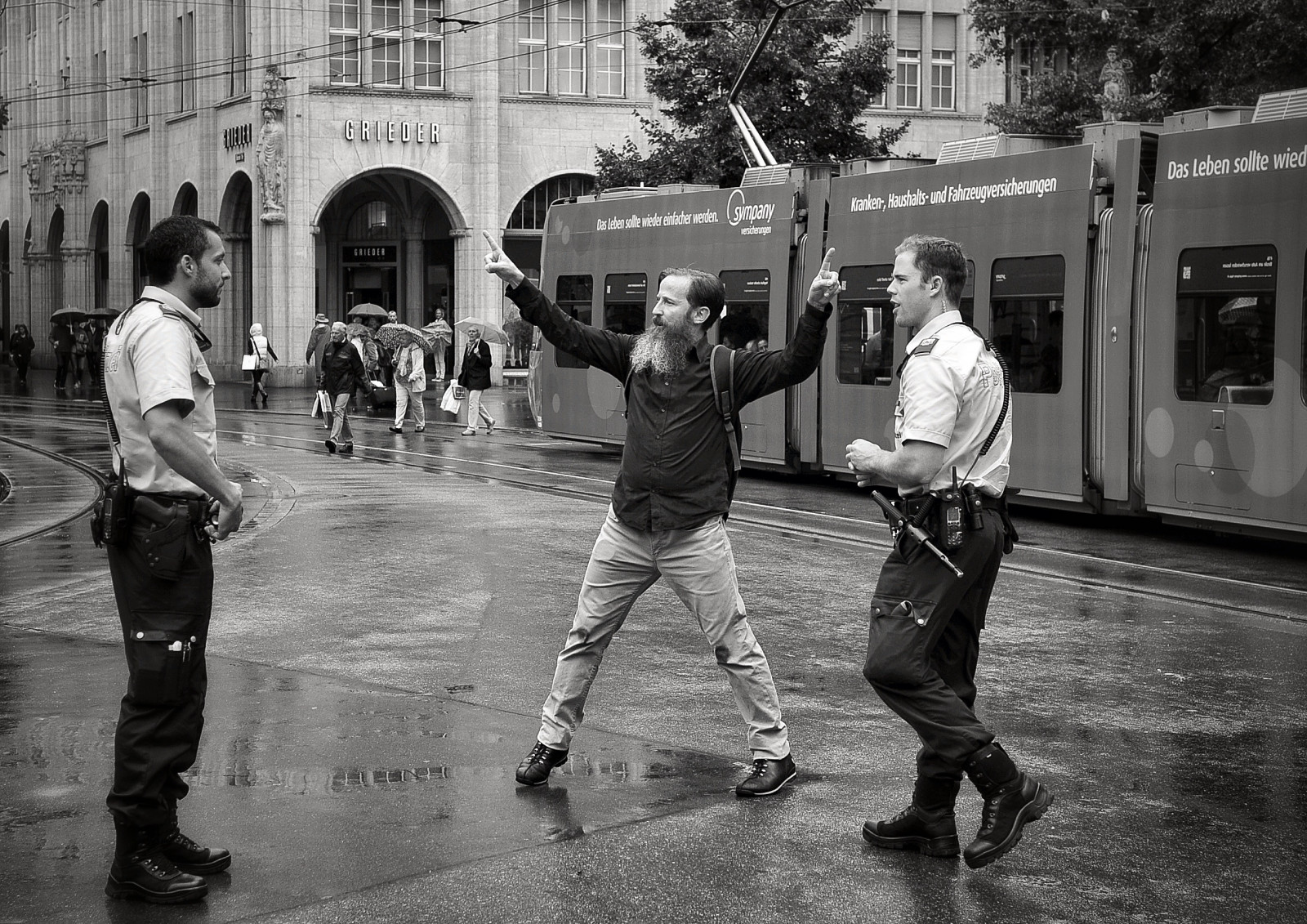 gade, by, mennesker, by-, bw, gadekunst, monokrom, schweiz, Schweiz, swiss, oprigtig, Zürich, streetphotography, politi, streetlife, streetscene, streetphoto, drømmer, Polizei, Bahnhofstrasse, onthestreets, strassenszene, zuri, streetphotographer, Paradeplatz, fascinationstreet, schwarzundweiss, 175.528, streetpix, strassenfotografie, stphotographia, z richstreet, nikond300s, Snapseed, streetartz ri, thomas8047, streetphotographyschweiz, z richstreetphotography
