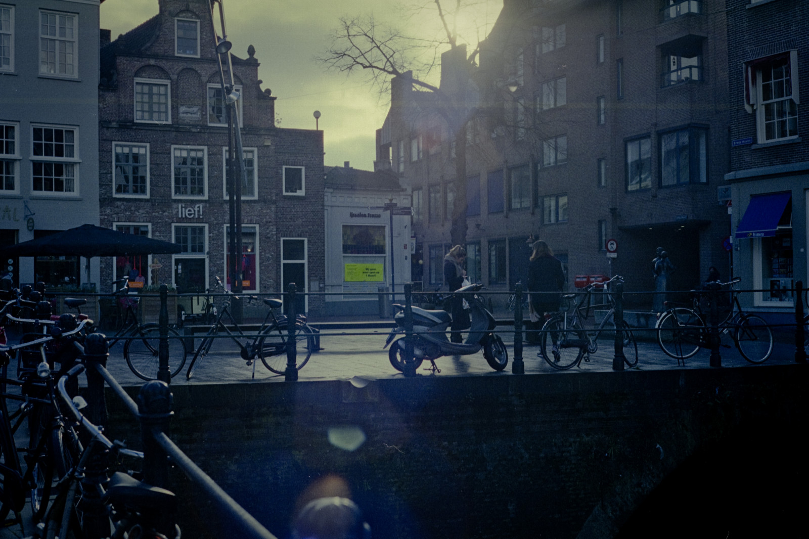 ulice, film, analogový, 35MM, streetphotography, lensflare, světlice, drama, denbosch, Olympus35sp, fujisuperiaxtra, emilekrijgsman