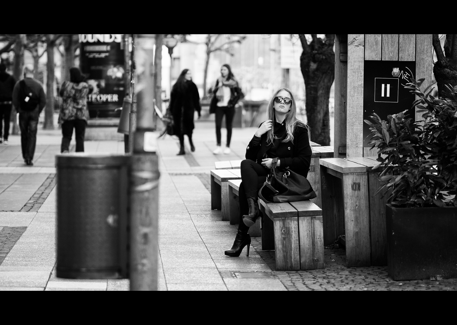 lidé, bílý, Černá, černobílý, město, ulice, sluneční brýle, sedící, silnice, fotografování, Frankfurt, Německo, lavice, Olympus, infrastruktura, Panasonic, Černý a bílý, Krásná, chladný, venkovní, dívka, krása, tělesné, žena, mimo, deutschland, fotografie, streetphotography, lumix, Frau, upřímný, Strase, Stadt, blond, momentka, M43, microfourthirds, vysoké podpatky, schwarzweis, Černý a bílý, monochromatické fotografování, Film noir, lumixgx80, olympusm75mmf18, panasonicdmcgx80