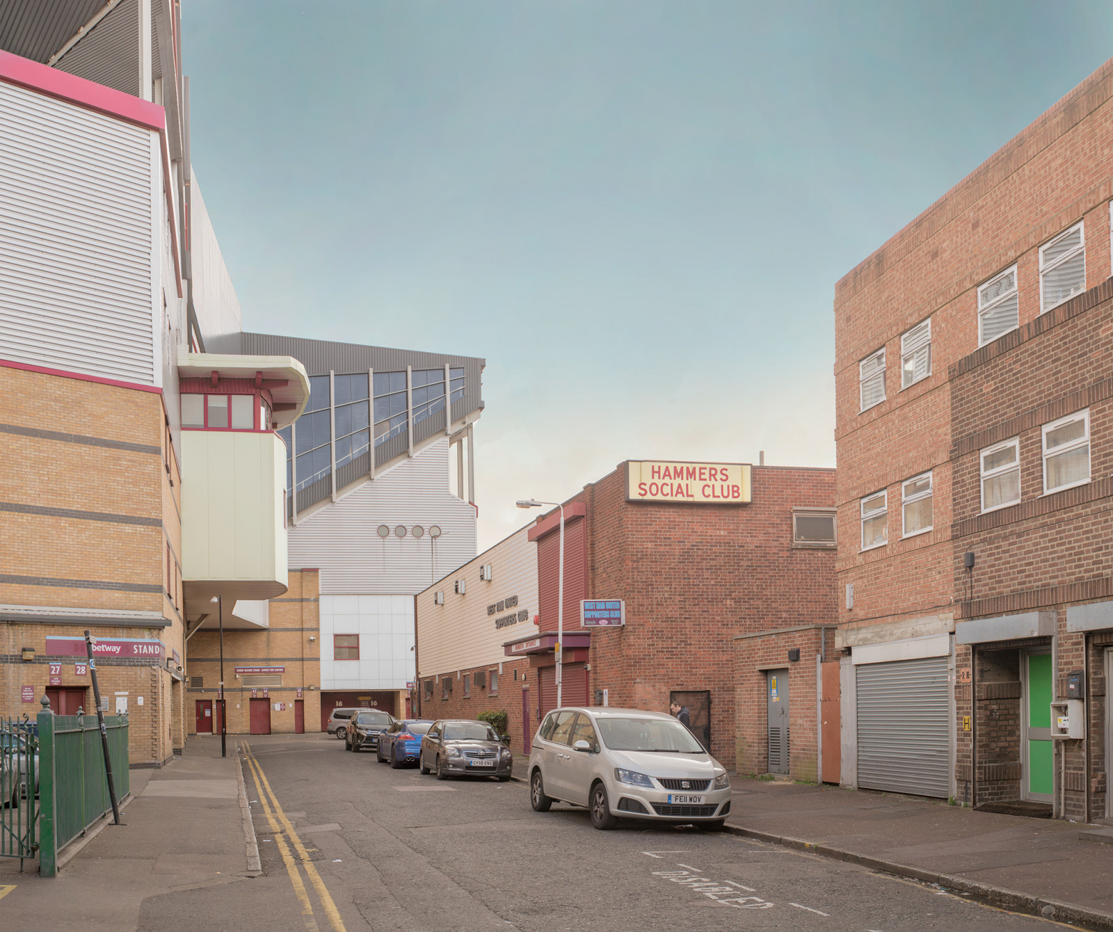 landskab, London, vindue, by, gade, bybilledet, arkitektur, bygning, himmel, vej, hus, moderne, tid, by, Nikon, fodbold, telefon, viden, stadion, Offentlig, jord, Sammensatte, civic, revolution, Fotorealisme, trøstesløshed, ejendom, downtown, tåge, øst, fodbold, streetlife, kunstner, tag, strøm, lejlighed, ejerlejlighed, D800, forstad, arkiv, Eastend, dystopi, londonist, chrisdorleybrown, facade, blokke, byområde, hovedstadsområde, kvarter, boligområde, ejendom, ejendom, nedrivning, blandet brug, kommerciel bygning, elevation, snedker, kommunalt, Eastham, hamre, socialclub, Plaistow, Westham, Newham, Boleyn, claretblue