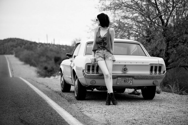 černobílý, auto, vozidlo, jean šortky, sportovní auto, veteránem černobílý, auto, vozidlo, jean šortky, sportovní auto, veteránem