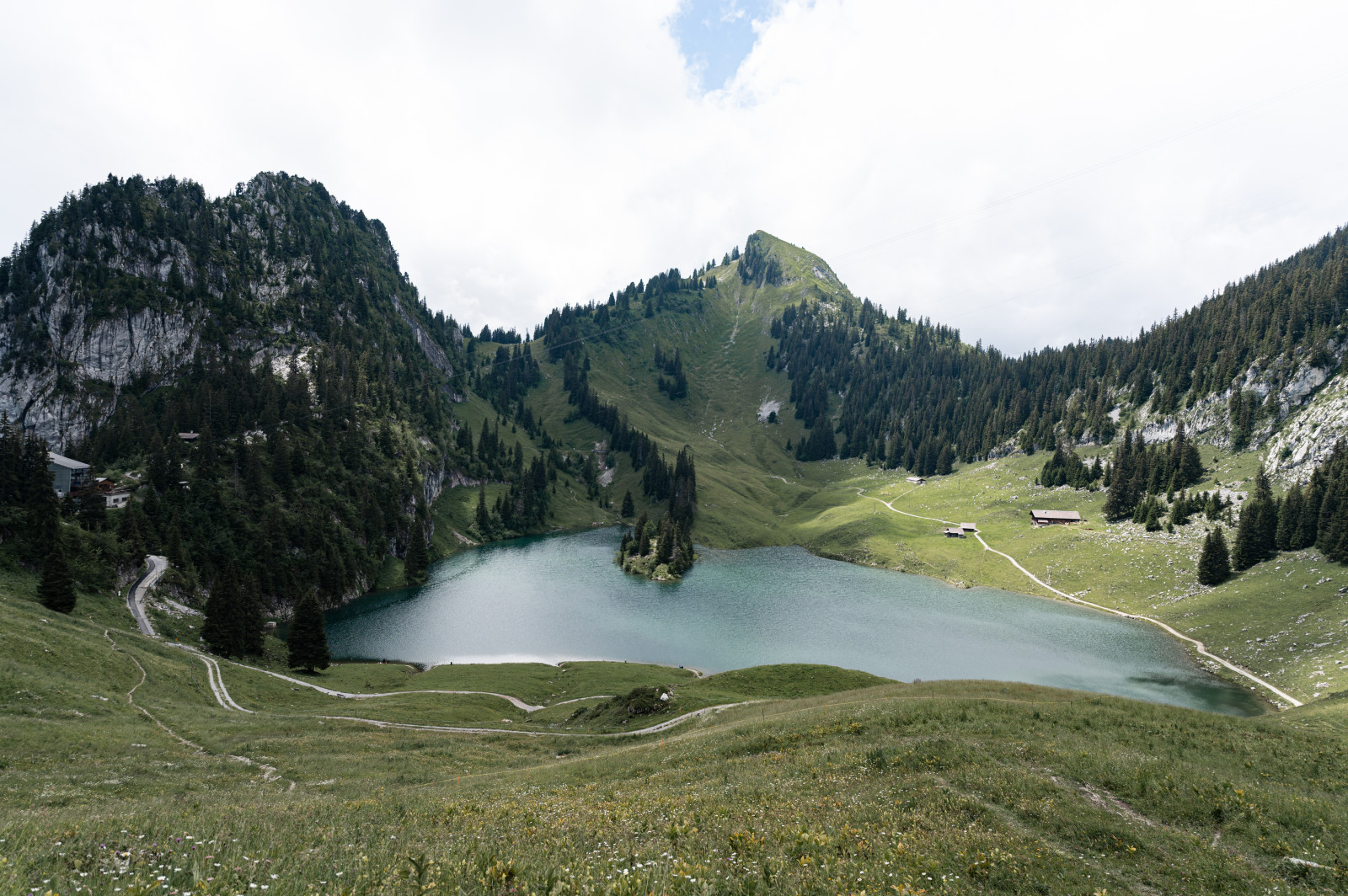 nube, cielo, acqua, risorse idriche, montagna, Natural landscape, ambiente naturale, pianta, montanaro, lago, corpo d'acqua, alveo, erba, Banca, Terreno, prateria, paesaggio, morfologie montane, albero, lacustrine plain, foresta, collina, valle, catena montuosa, Massiccio, abbattere, laghetto, serbatoio, riserva naturale, altopiano, cresta, riflessione, Glacial Lake, distretto del Lago, larice, pascolo, vertice, conifera, lago, fiume di montagna, tropical and subtropical coniferous forests, panorama, lago del cratere, stagno, roccia