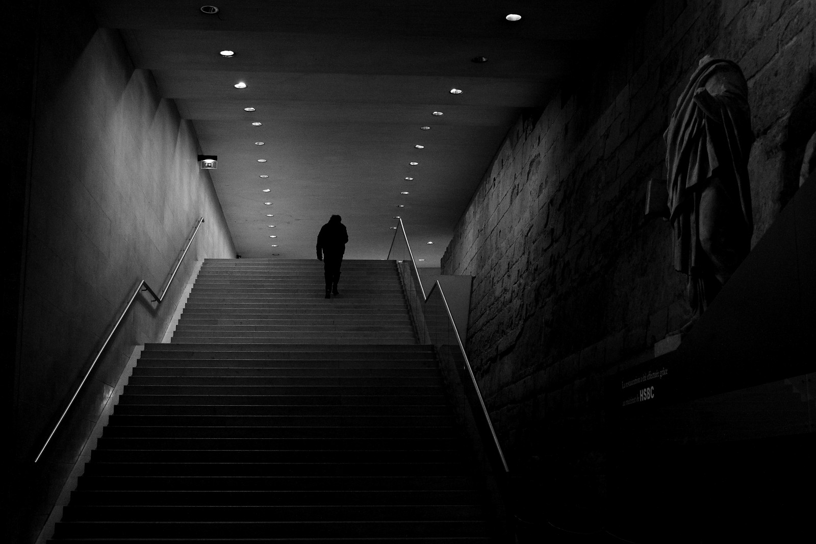 Černá, černobílý, ulice, noc, architektura, městský, odraz, nebe, stín, fotografování, symetrie, socha, atmosféra, Paříž, metro, Louvre, půlnoc, infrastruktura, úhel, světlo, Street View, tma, litovat, noiretblanc, blackandwithe, photoderue, momentka, urbanarte, nightfoto, photopascalcolin, Černý a bílý, monochromatické fotografování, Film noir, denní osvětlení, Escaliers, Pochodů