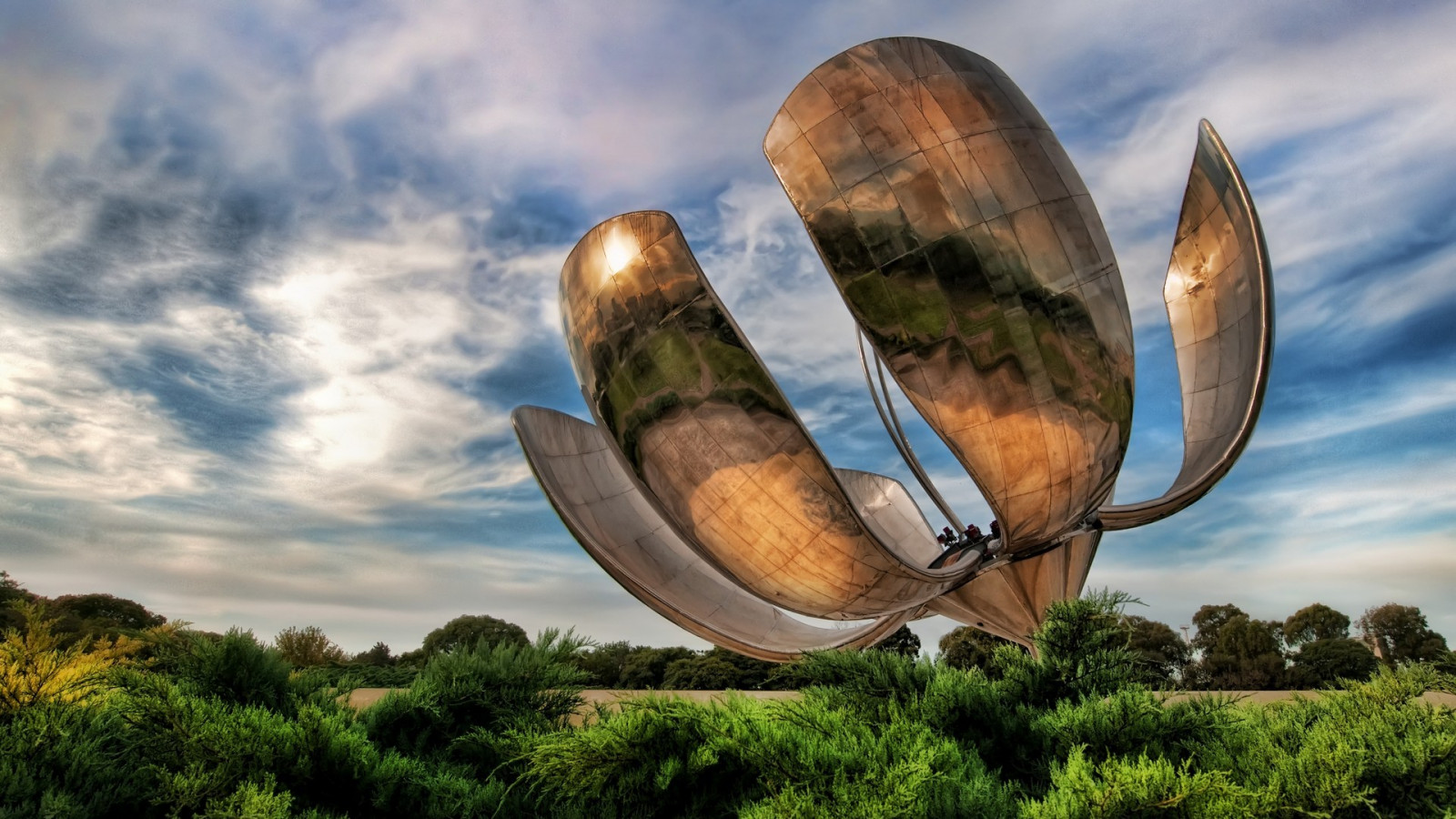 luce del sole, paesaggio, natura, riflessione, erba, cielo, nuvole, mattina, scultura, costruzione, vento, nube, albero, fiore, pianta, sfondo del computer, atmosfera della terra, pianta legnosa, mongolfiera