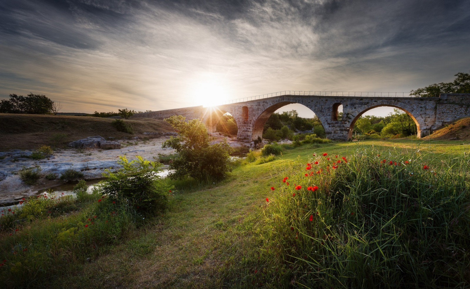 slunečnímu záření, stromy, krajina, západ slunce, moře, kopec, Skála, Příroda, odraz, tráva, nebe, mraky, večer, ráno, pobřeží, most, řeka, vlčí mák, mrak, podzim, květ, venkov, 2048x1261 px