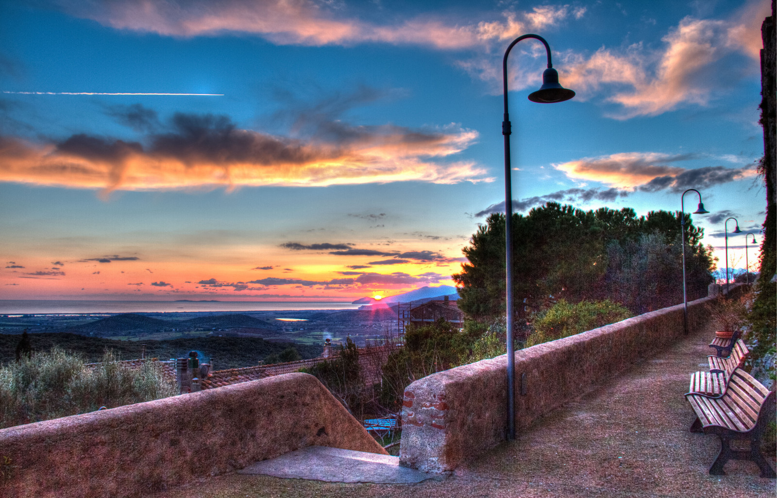 slunečnímu záření, západ slunce, moře, ulice, Itálie, odraz, nebe, mraky, pláž, letoun, svítání, večer, ráno, hrad, pobřeží, svítilna, soumrak, Tramonto, mrak, svítání, aereo, Italia, lavice, cielo, hledisko, kobyla, toskánský, castello, toscana, panchine, nuvole, meteorologický jev, Lampione, esinuhe69, probudit, scia, Capalbio