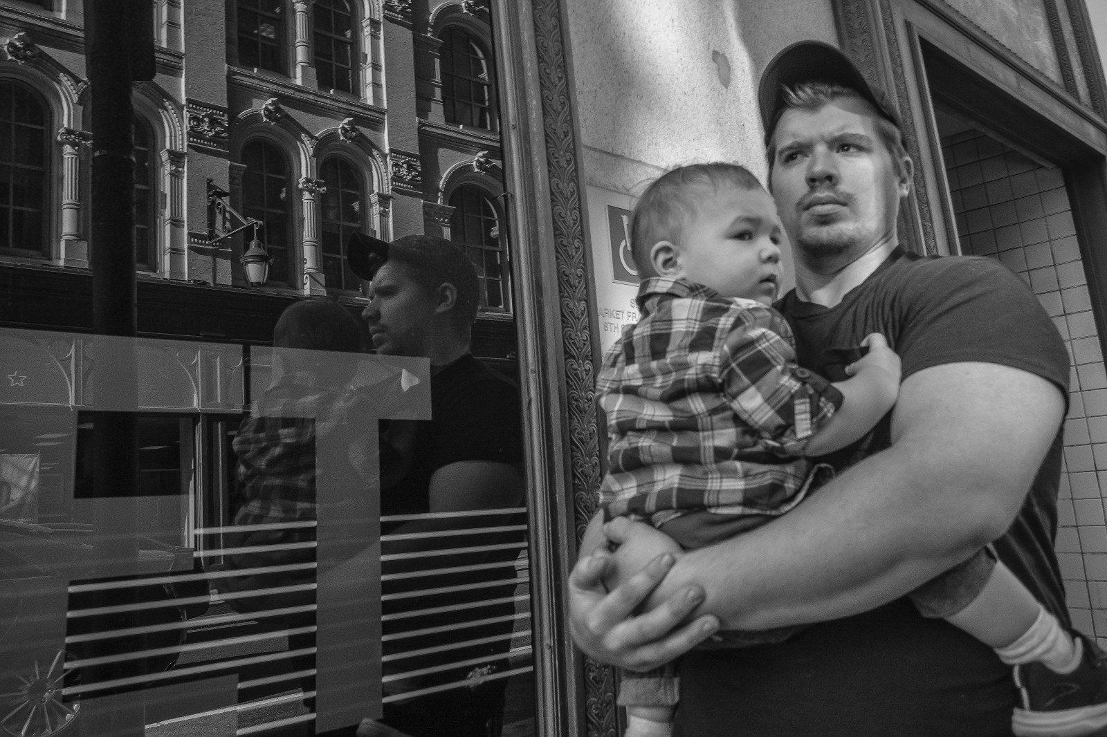 lidé, bílý, Černá, černobílý, portrét, město, ulice, sedící, fotografování, Osoba, Philadelphie, Olympus, 2016, Mono, Černý a bílý, tělesné, Černá bílá, muž, třídaFoto, fotografie, streetphotography, penf, upřímný, mužský, sp, momentka, Černý a bílý, monochromatické fotografování, lidských pozice, Film noir, interakce, marketstreet, marketstreeteast, marketeast