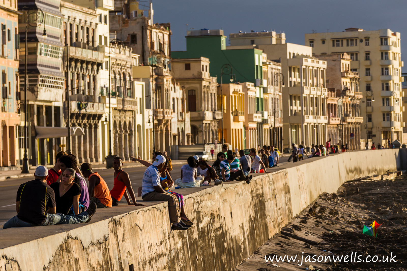luce del sole, persone, vecchio, tramonto, città, strada, architettura, costruzione, cielo, strada, fotografia, Turismo, Canone, cittadina, isola, capitale, autostrada, vacanza, caraibico, nostalgico, vacanza, L'Avana, Cuba, nostalgia, Habana, viaggio, ora d'oro, viaggiante, vecchio edificio, in viaggio, streetphotography, 6d, punto di riferimento, eos, facciata, travelphotography, Visite turistiche, ricreazione, America latina, Goldenlight, passeggiata, area urbana, lahabana, diga, jasonwells, wellsie82, wwwjasonwellscouk, jasonwellscouk, capitale, caribbeanisland, Malecon, Fronte mare, Habanero, Centrohabana, L'elmalecon, Havanan, Maleconavenue, Havanani, Caletadesanlazara