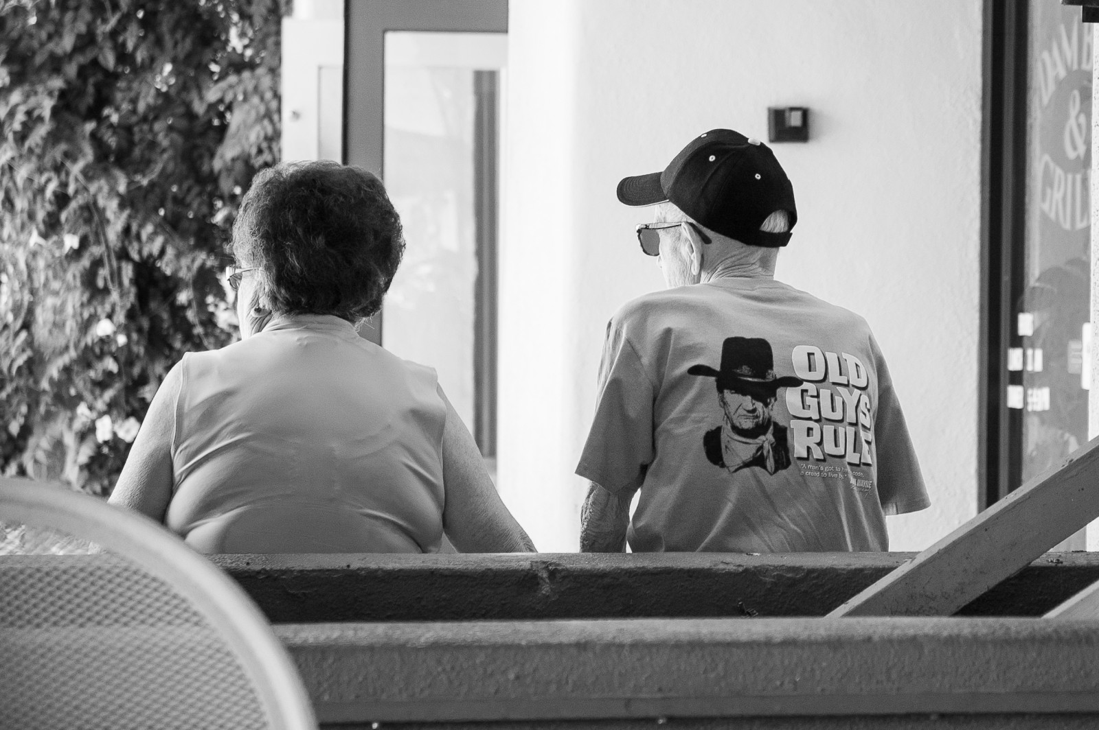 muži, lidé, bílý, Černá, starý, ženy, černobílý, ulice, sluneční brýle, čepice, sedící, fotografování, košile, vlasy, Nikon, Spojené státy americké, bar, zadní, Arizona, kluci, UMĚNÍ, sjednocený, stavy, Amerika, dívka, tělesné, dívky, fotografie, muž, žena, víčko, pravidlo, nás, fotografie, AZ, 70, chlap, s, persone, obraz, mužský, d, tričko, senior, Černý a bílý, monochromatické fotografování, lidských pozice, D70, strana, D70s, nikon70s