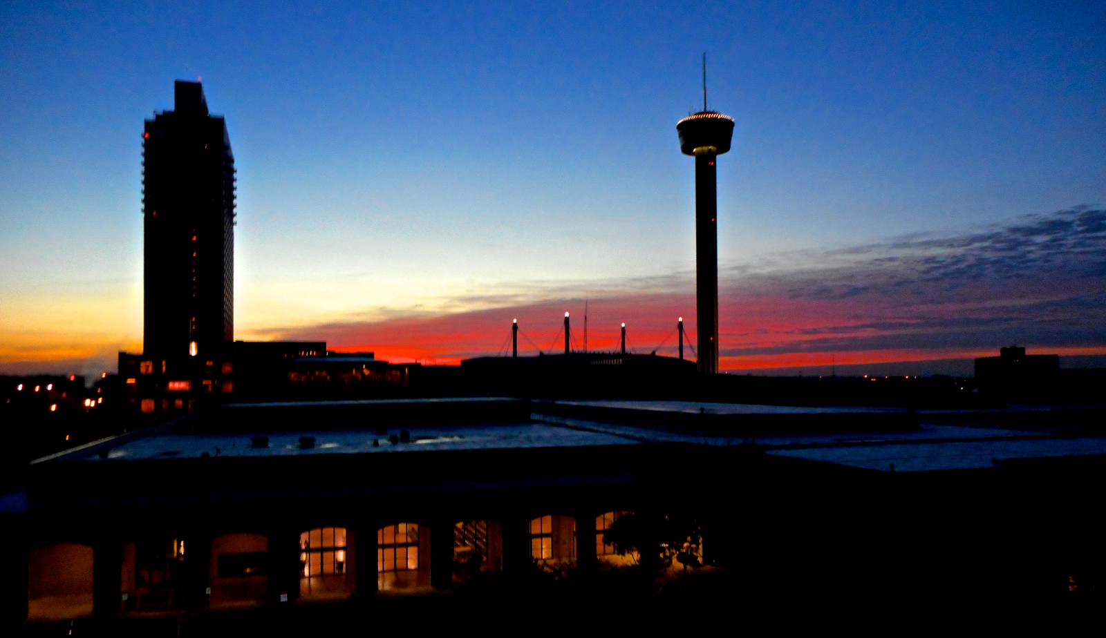 nebe, západ slunce, mezník, soumrak, svítání, odlesk, večer, svítání, horizont, atmosféra, mrak, ráno, věž, noc, město, pouliční osvětlení, panoráma, svítidlo, fixed link