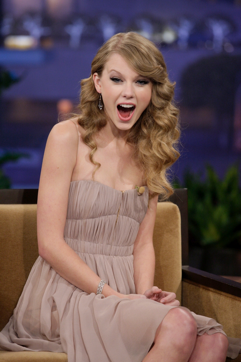 Wallpaper Taylor Swift Women Singer Curly Hair Blonde Blue Eyes Open Mouth Sitting Dress 1000x1500 Vfgx 1674685 Hd Wallpapers Wallhere Taylor swift just curled her hair and the fandom is shook. taylor swift women singer curly hair