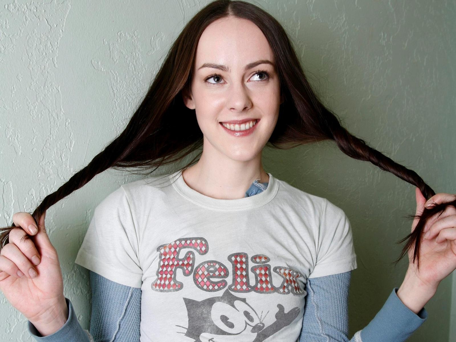 ženy, model, portrét, brýle, herečka, vlasy, psaní, emoce, Osoba, hlava, Jena Malone, dívka, krása, usměj se, žena, ruka, dáma, smysl, účes, mimika