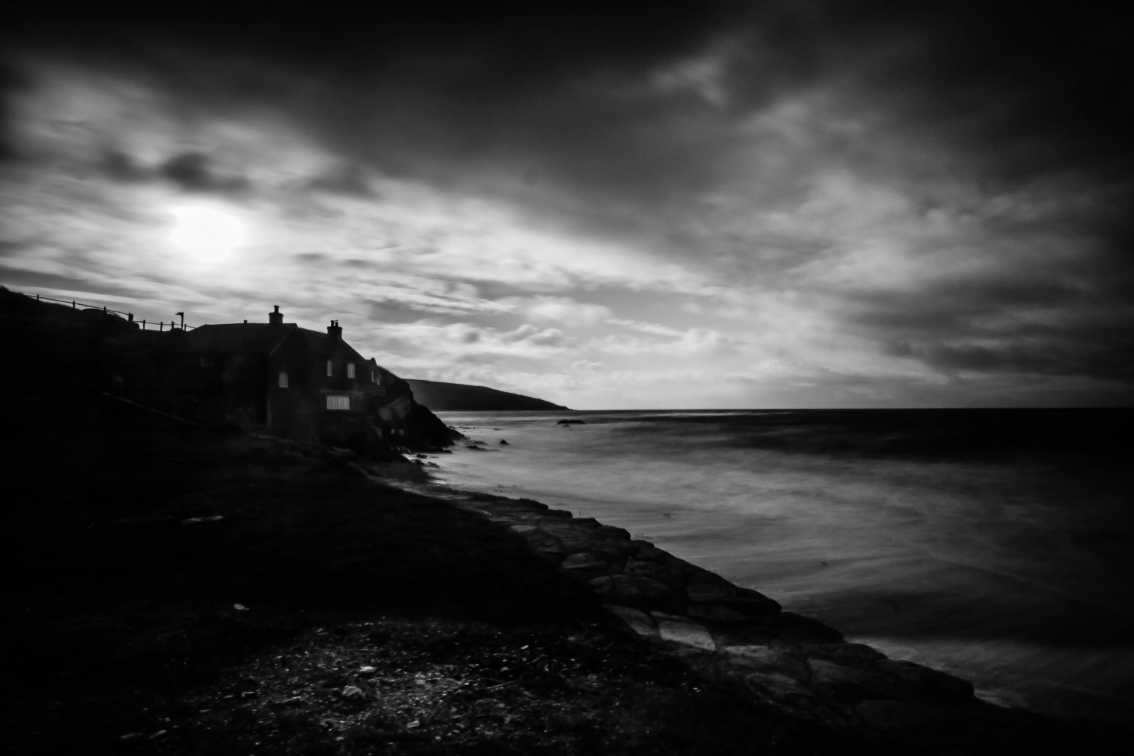 Plymouth, Devon, Wembury, pobřeží, pláž, písek, kameny, oblázky, skály, útes, stěna, seawall, voda, moře, horizont, oceán, Surfovat, vlny, nebe, mrak, mraky, vítr, bouřka, ráno, dívej se, Pohled, světlo, stíny, přímořská krajina, Černá, bílý, Šedá, Černý a bílý, longexposure