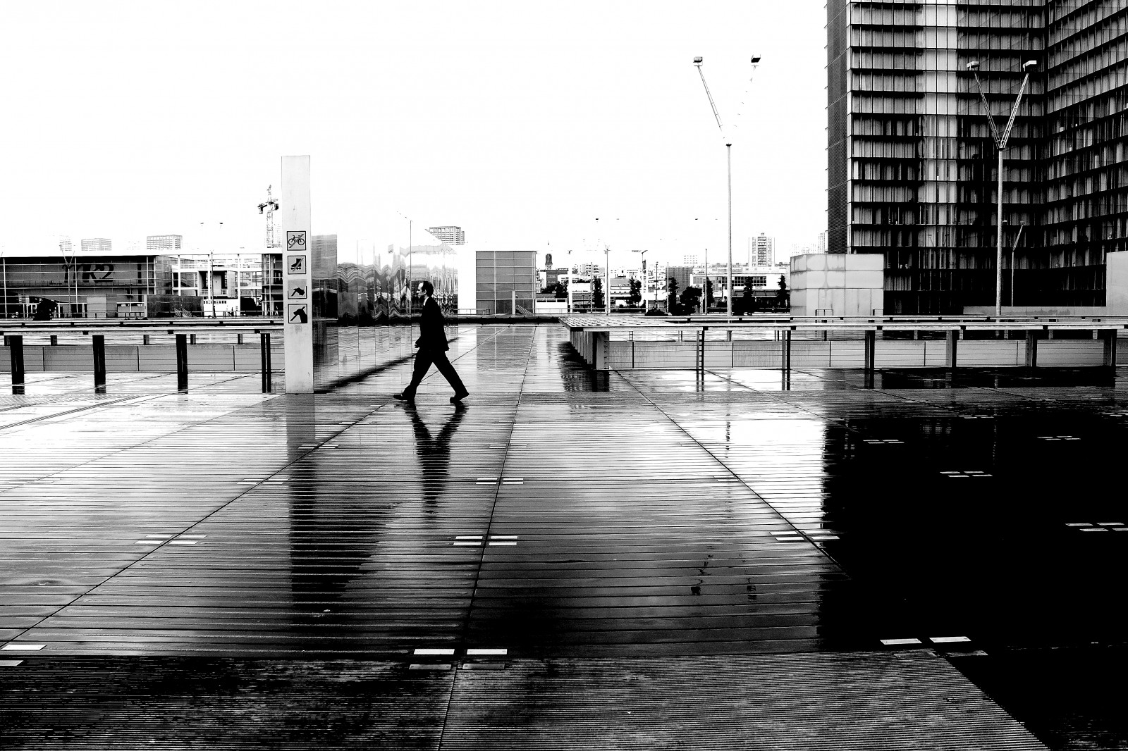 pouliční osvětlení, Černá, černobílý, město, ulice, panoráma města, architektura, voda, budova, odraz, nebe, stín, déšť, silnice, fotografování, večer, ráno, město, chodník, metropole, infrastruktura, úhel, strom, centrum, Street View, dřevěný, čára, reflets, noiretblanc, blackandwithe, photoderue, momentka, urbanarte, paris13, photopascalcolin, biblioth quefran oismitterrand, pruh, urban area, Černý a bílý, monochromatické fotografování, Metropolitní oblast, povrch vozovky, Parvis