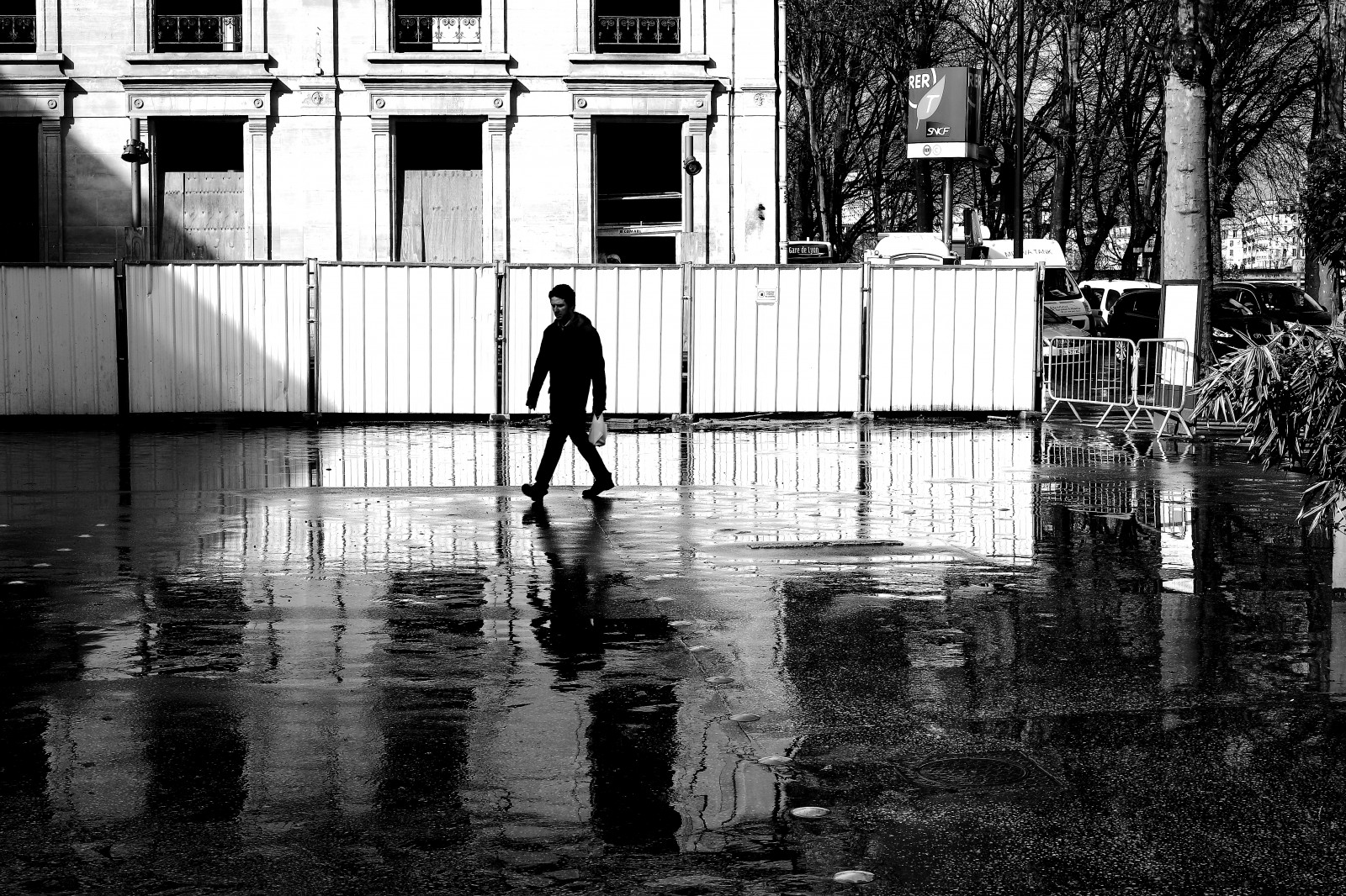 Černá, černobílý, okno, město, ulice, voda, odraz, stín, déšť, silnice, fotografování, Dům, večer, stojící, plot, infrastruktura, Černý a bílý, strom, muž, Street View, fotografie, reflets, noiretblanc, photoderue, momentka, urbanarte, pluie, paris13, photopascalcolin, homme, urban area, Černý a bílý, monochromatické fotografování, Austerlitz, Palisáda