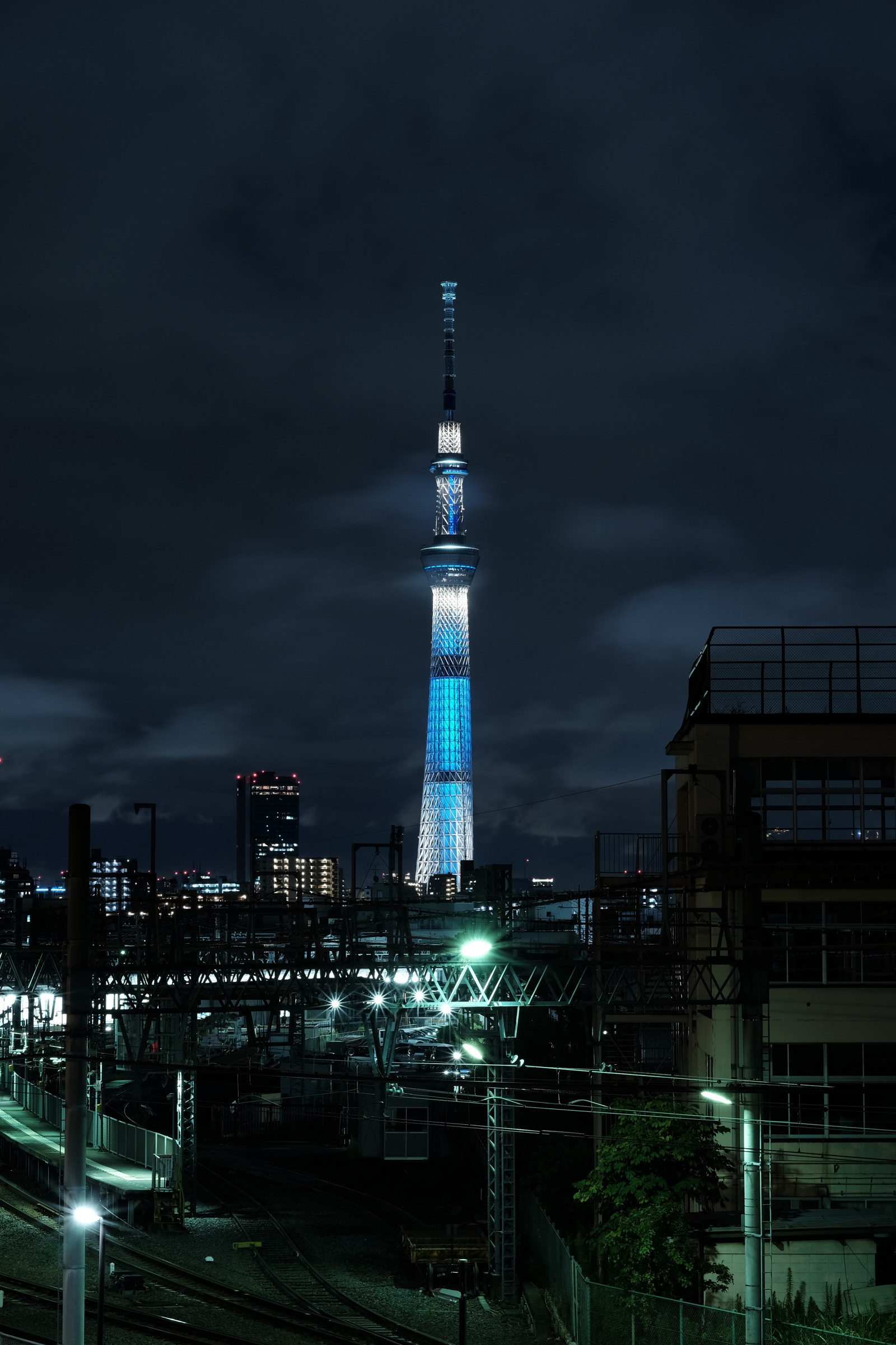 Japonsko, město, panoráma města, noc, architektura, odraz, nebe, panoráma, mrakodrap, večer, věž, horizont, soumrak, metropole, Tokio, Fujifilm, jp, Skytree, světlo, mrak, centrum, zakalený, osvětlené, osvětlení, osvětlení, fuji, tma, Fujinon, iki, mezník, Tokyo Sky Tree, kanegafuchi, xf56mmf12r, xf56mm, XT1, urban area, Atmosféra Země, Metropolitní oblast, lidské osídlení, panelový dům