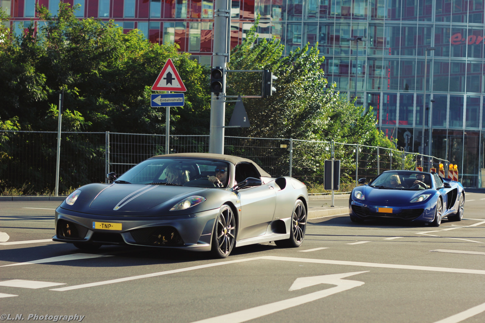 světla, bílý, okno, město, ulice, auto, budova, vozidlo, silnice, fotografování, Dům, Supercars, Německo, Kánon, McLaren, provoz, kola, sportovní auto, Ferrari F430, doprava, Facebook, stříbrný, kupé, řidičský, výkon auta, Hypercar, parkoviště, limuzína, infrastruktura, Vzácný, světlo, 50mm, Nový, oblíbený, rostlina, kolo, cars, pěkný, deutschland, 135mm, Napájení, automobil, okraj, superauto, eos, Hoya, Soe, Weis, 60d, symbol, eos60d, Spiegel, Dusseldorf, automobil, worldcars, silber, sportscars, automotive, vyčerpat, sportovní auto, pohledy, Hyperauta, omezený, koňská síla, p1, 18135 mm, 12c, rušič vztlaku, RWD, nRW, mclarenp1, pozemní vozidla, automobilového designu, závodní auto, luxusní vůz, rodinný vůz, motorové vozidlo, EFS, výkonné auto, městské auto, 18mp, AWD, zcela nový, polarizace, reifen, FELGEN, Fwd, Felge, Pferdest rken, Pferdest rke, 98fotografie, Mclaren12c, automotive wheel system