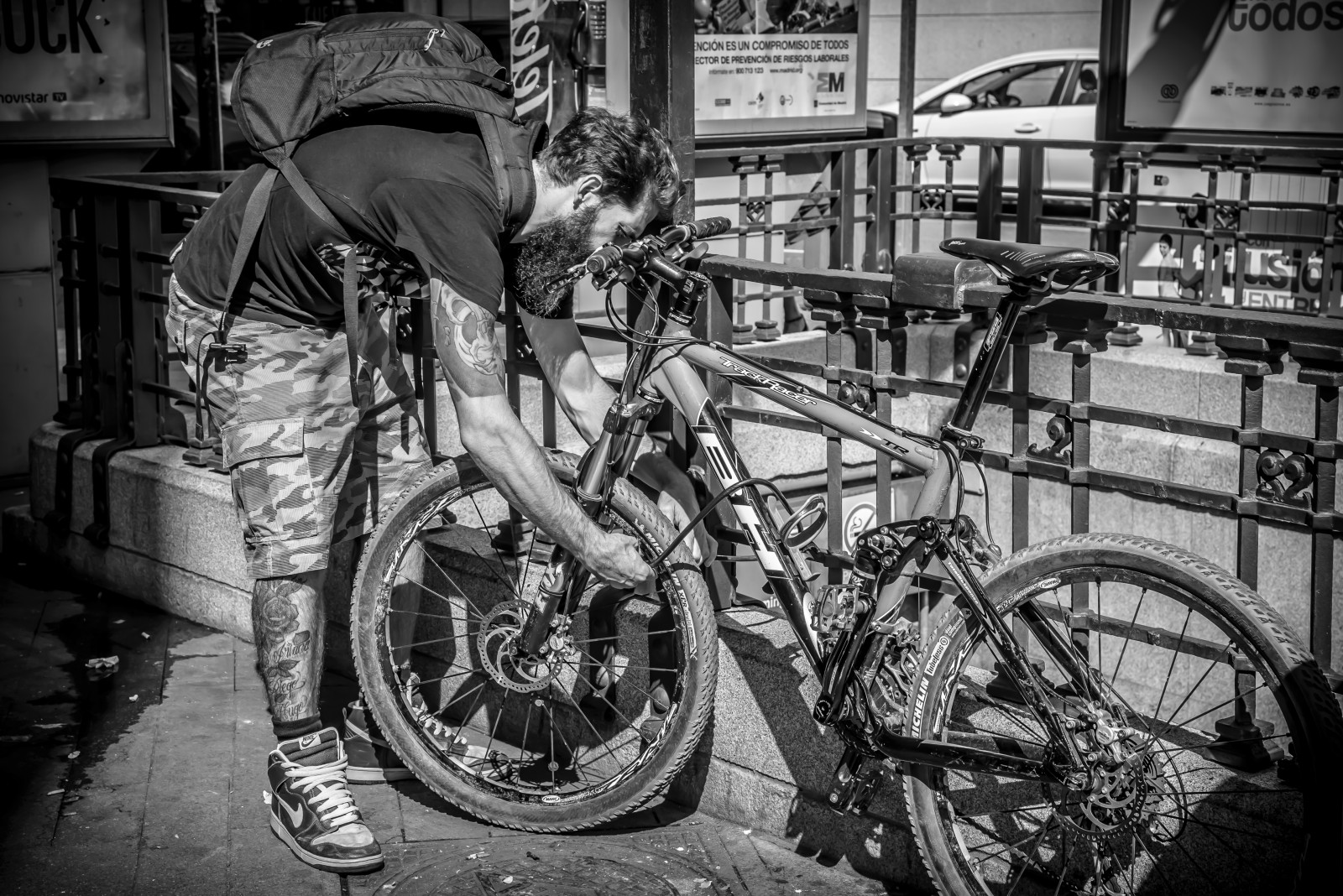 gli sport, persone, monocromo, strada, bicicletta, urbano, veicolo, strada, fotografia, Nikon, pneumatico, Madrid, Ciclismo, albero, NIKKOR, 24120, flickr, bw, ruota, bicicletta, Retratos, streetphotography, ritratti, Candido, sorrisi, sociale, D600, moda di strada, StreetShot, istantanea, urbanportrait, fx, ricreazione, nikond600, corsia, nikond60024120mmf4, pepoexpress, urbanshot, d60024120, 24120f4, nikon24120, httpswwwflickrcomgroupsnikonfxpooltagsd600, madridfunstreet, madridsmiles, madridplazadeespa aproject, bianco e nero, fotografia in bianco e nero, attrezzatura sportiva, veicoli terrestri, bicicletta della strada, bicicletta da corsa, Mountain bike, pneumatici per autoveicoli, bici, ciclocross bicicletta, bicicletta ibrida, ha parlato, madridpeople, urbanstreetpeople, madridstreetcandid, streetphotographymadrid, madridstreetfashion, ruota di bicicletta, ammaccature, deporte, dientes