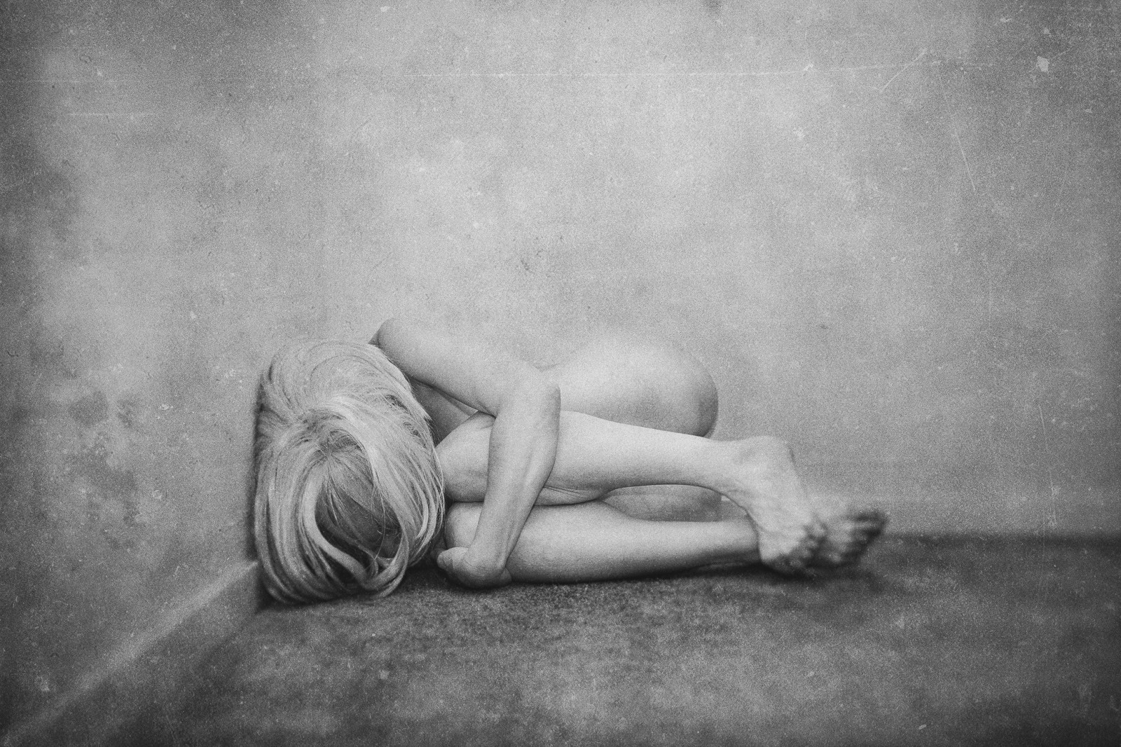 bílý, Černá, ženy, černobílý, portrét, sedící, fotografování, emoce, Osoba, akt, fetální pozici, krása, ruka, fotografie, tma, smysl, obraz, Černý a bílý, monochromatické fotografování, lidských pozice, umění model, postava výkres