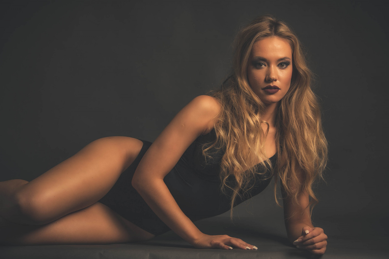 Model, blond, trykot opinający ciało
