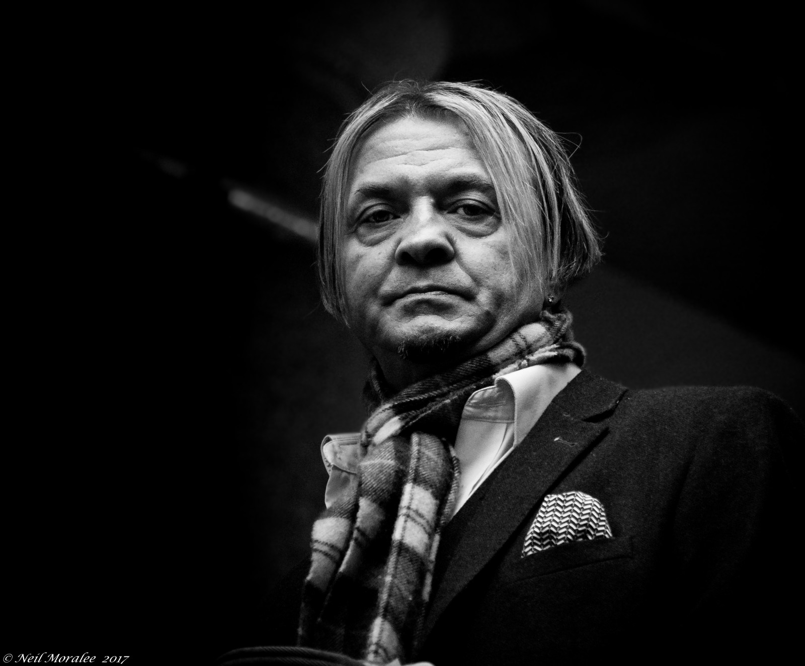 ansigt, London, mennesker, hvid, sort, monokrom, portræt, mørk, have, musik, Gentleman, jakke, musiker, halstørklæde, Nikon, Person, guitarist, Vride, sang, moden, Dodger, Mono, sort og hvid, zoom, mand, oprigtig, D7100, frisure, neil, moralee, 18300mm, pjusket, sort og hvid, monokrom fotografering, ansigtshår, oliver, sanger og sangskriver, luskede, kunstfærdige, londonneilmoralee, dickens, lommetørklæde, covent