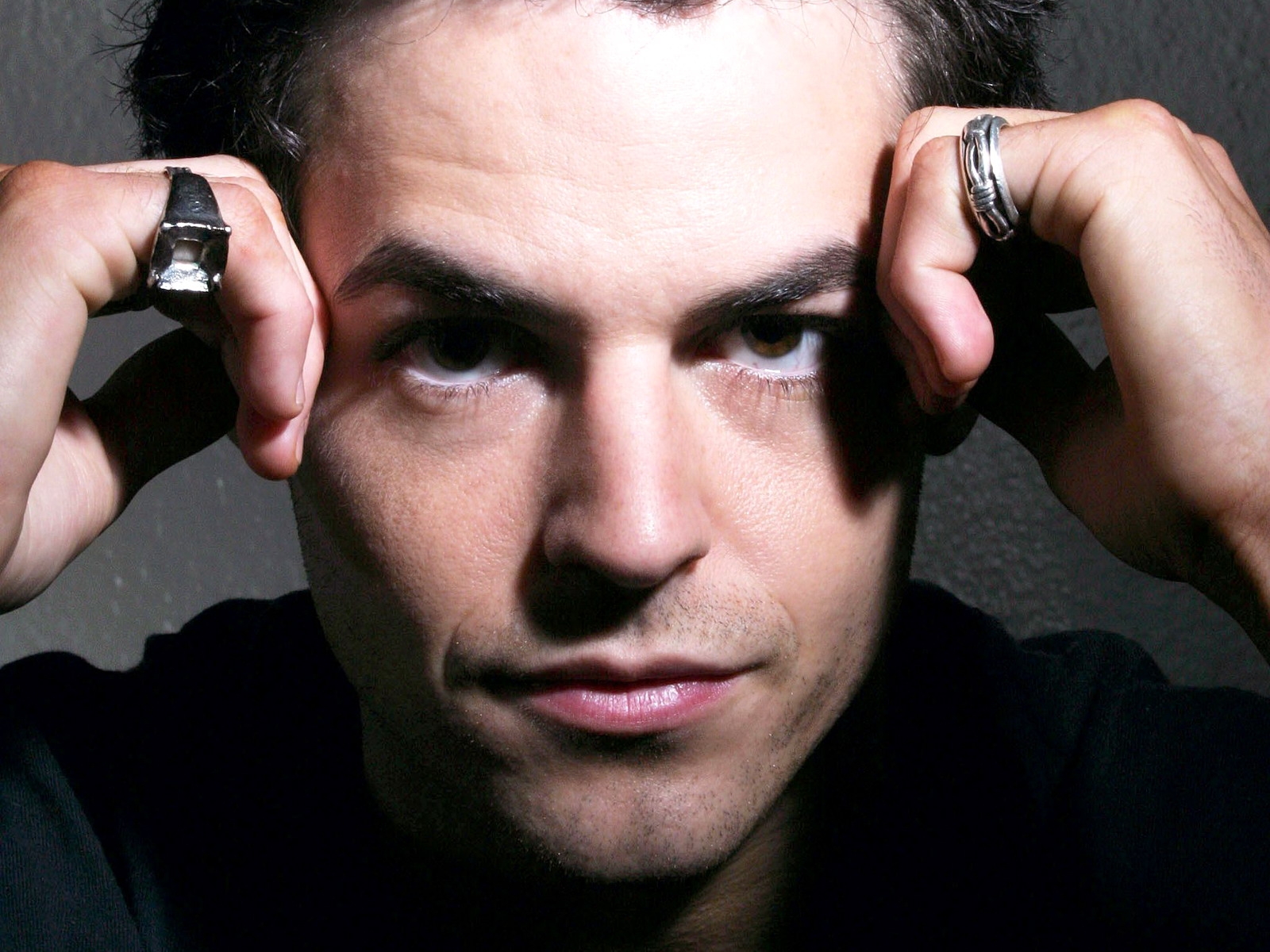 ใบหน้า, โมเดล, แนวตั้ง, มือ, ดวงตา, แว่นตา, การถ่ายภาพ, ผม, ปาก, จมูก, คน, หัว, ความงาม, ตา, เครา, มือ, ความรู้สึก, ริมฝีปาก, กล้ามเนื้อ, ทรงผม, แก้ม, คิ้ว, ร่างกายมนุษย์, การดูแลสายตา, อวัยวะ, ใกล้ชิด, ผมใบหน้า, ตาสีน้ำตาล, Stephen Dorff