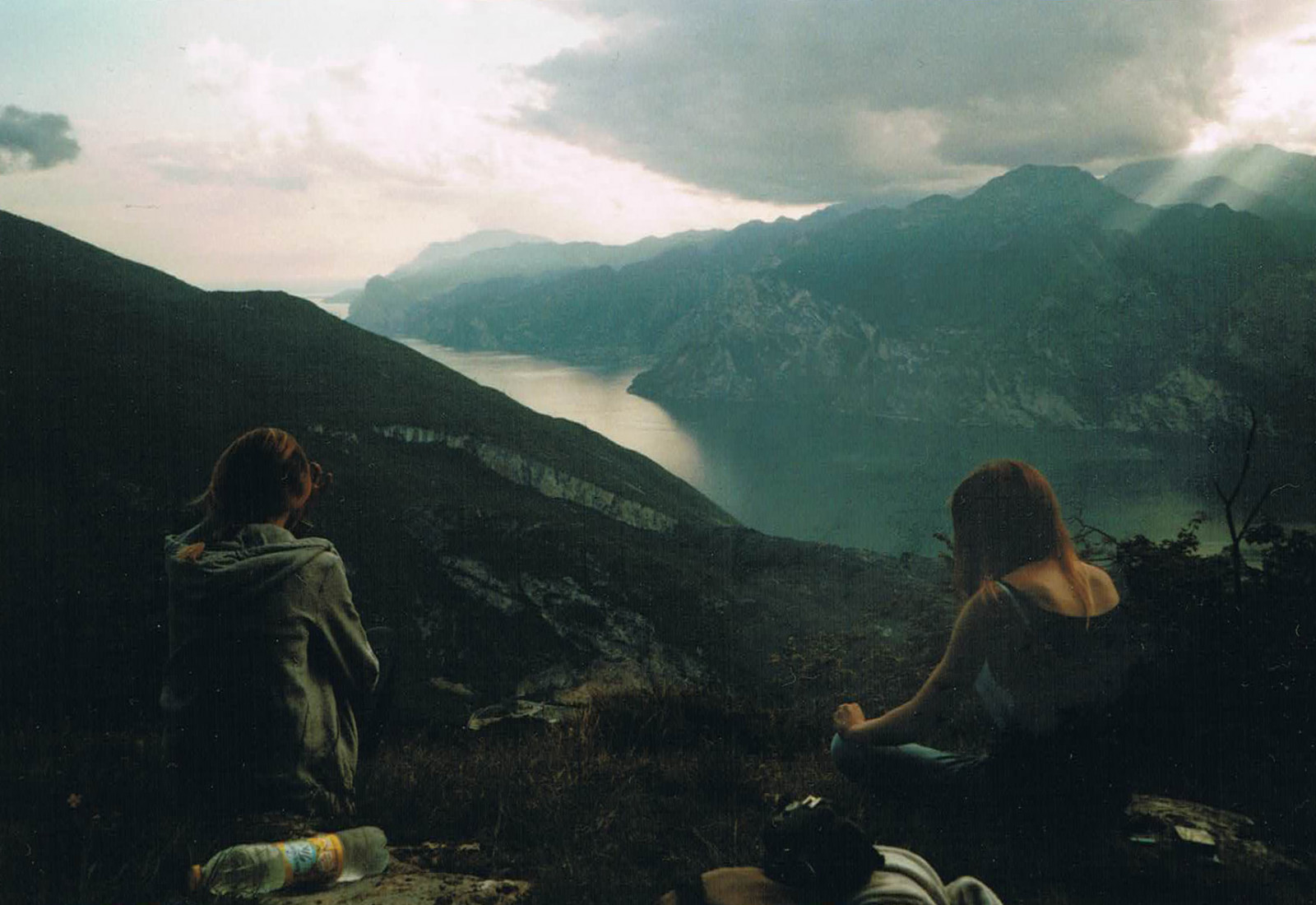 květiny, dívky, západ slunce, jezero, film, dívka, Krásná, Mládí, analogový, 35MM, vinobraní, časopis, tisk, krajina, svoboda, srdce, fotoaparát značky kodak, filmy, skvělý, modely, obilí, sen, mladý, Volný, uvolnit, fantazie, umlčet, rám, indie, analog, půvabný, lidičky, orgány, mystik, paesaggio, Liberta, lagodigarda, analogový, pellicola, nesmírnost, analogico, ignant, middleheart, theimmensity