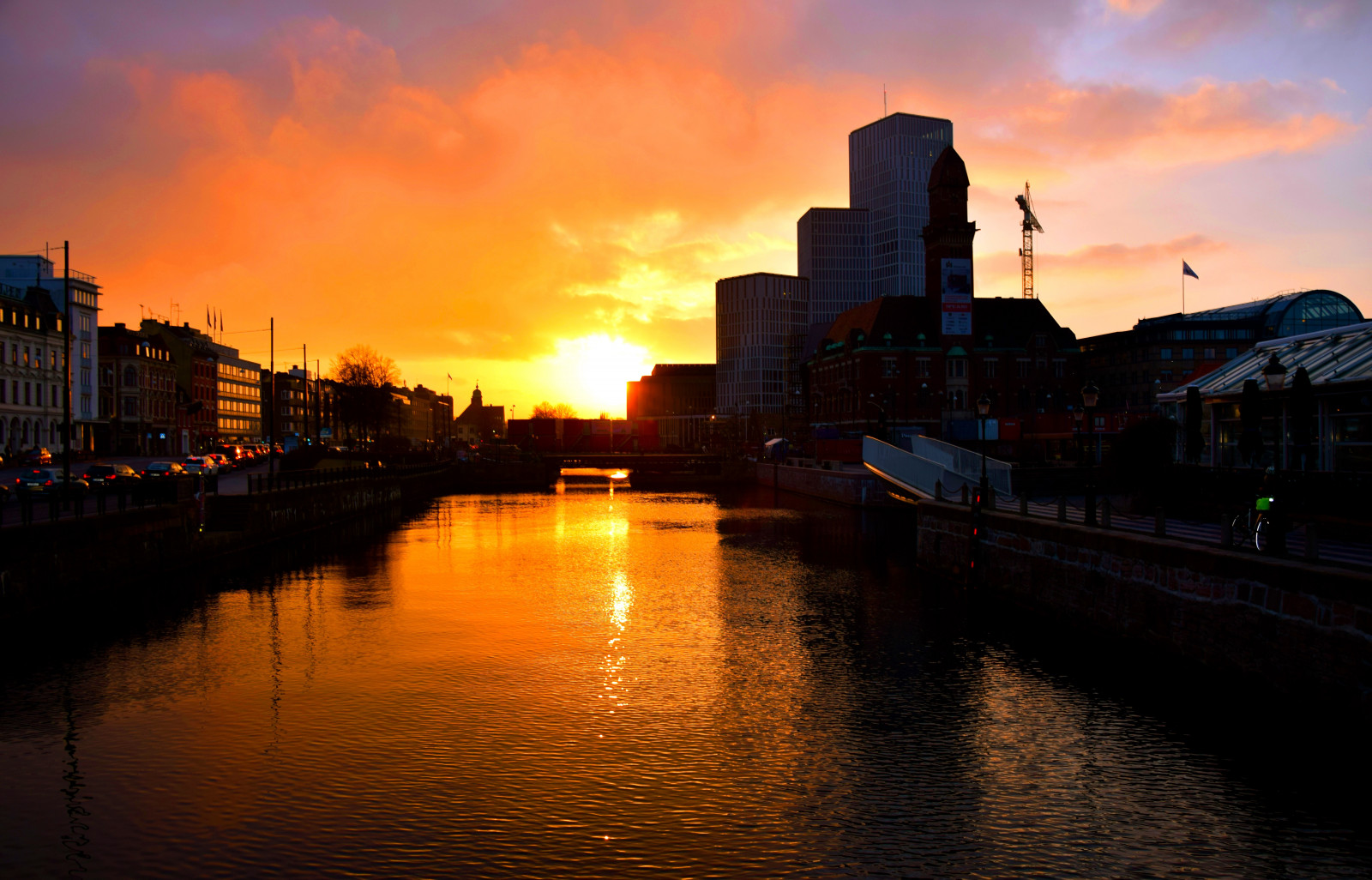 slunečnímu záření, západ slunce, moře, město, panoráma města, noc, voda, odraz, nebe, svítání, panoráma, večer, ráno, řeka, horizont, zlato, soumrak, svítání, budovy, Malmo, Malmo žít, solnedga ng, vodní, odlesk, lidské osídlení