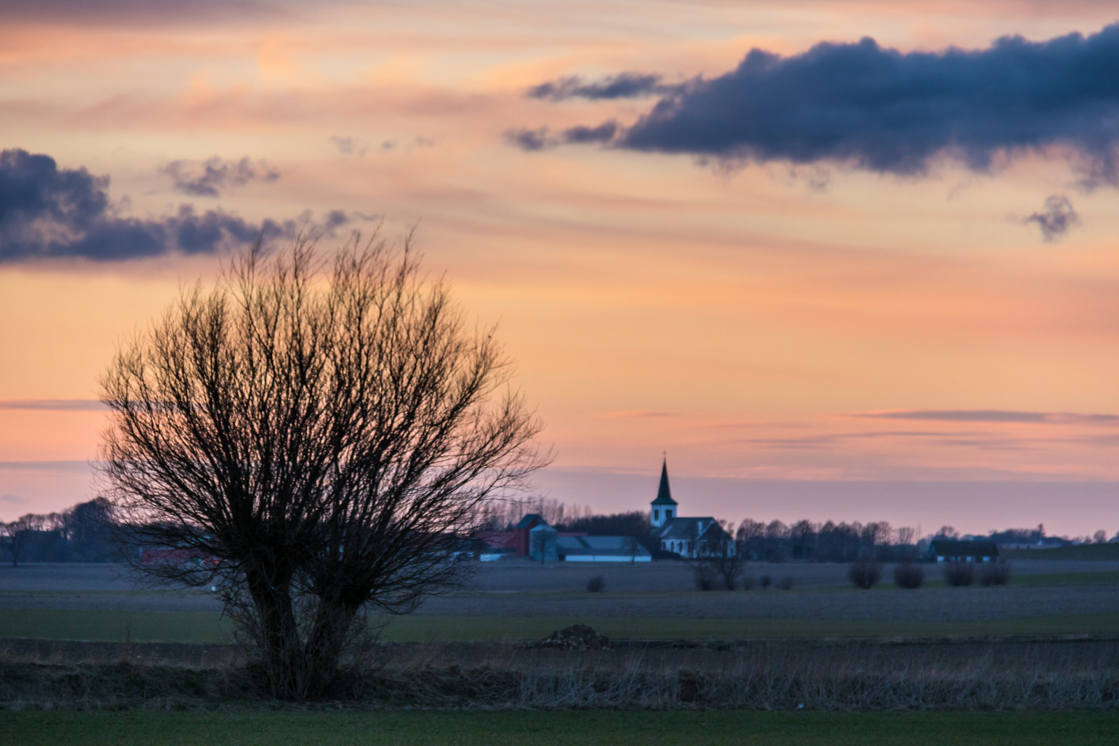 Sonnenlicht, Landschaft, Sonnenuntergang, Hügel, Natur, Gras, Himmel, Feld, Sonnenaufgang, Abend, Morgen, Nebel, Horizont, Dämmerung, Wolke, Baum, Dämmerung, Wiese, Himmel, Solnedg ng, Landschaft, Geschmolzen, Skymning, Landschaftlich, Landkap, Ebene, Prärie, ländliches Gebiet, Atmosphärisches Phänomen, Nachglühen