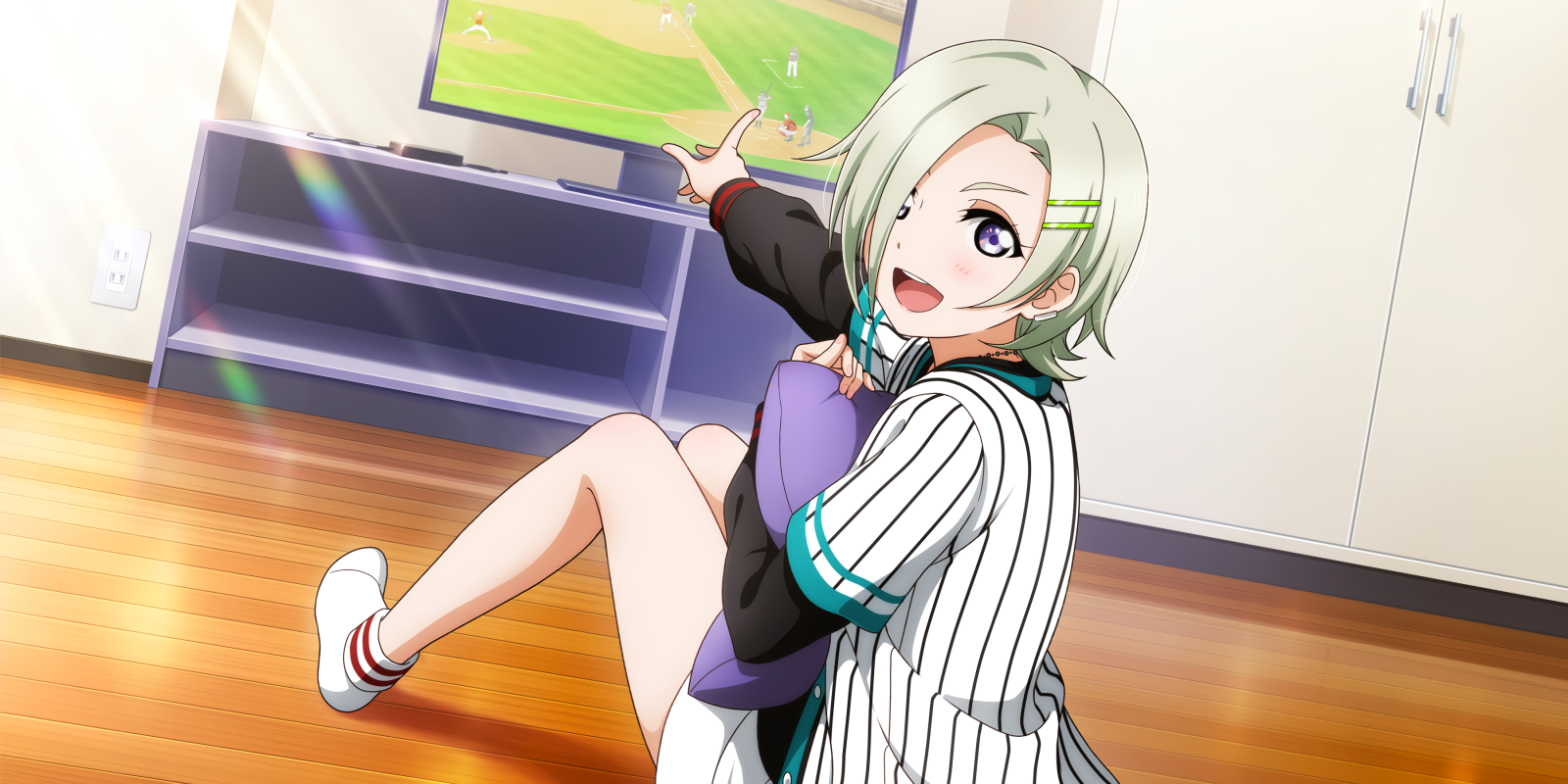 Mia Taylor, Milovat život, televize, otevři pusu, sedící, anime, anime dívky, vlasy v obličeji, fialové oči, ponožky, Zelené vlasy, Ženy uvnitř, pruhované oblečení, bílé ponožky, při pohledu na diváka