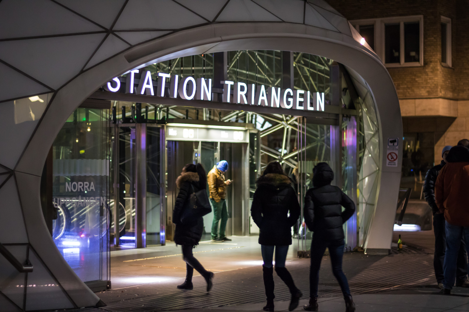 กลางคืน, โครงสร้างพื้นฐาน, สถานี, สถานีรถไฟ, triangeln, มัลโม, t gstation, Gatufoto, nightphotography, natt, ตอนกลางคืน, exif model canoneos760d, ประเทศธรณีวิทยา, กล้องทำให้ Canon, geocity, กล้องรุ่น canoneos760d, geostate, ตำแหน่งทางภูมิศาสตร์, exif ทำให้ canon, exif isospeed 1250, exif focallength 50 มม, เลนส์ Exif EF50mmf18stm, รูรับแสง 20, streetphotography, nattfotografering, ฝูงชน, ขายปลีก, การขนส่งสาธารณะ