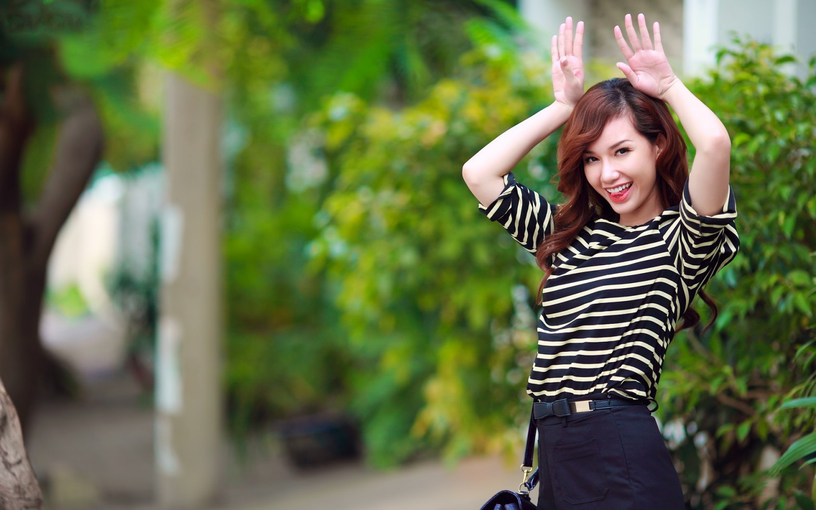 ženy, model, dlouhé vlasy, bruneta, při pohledu na diváka, asijský, fotografování, šaty, usmívající se, zelená, rty, móda, jaro, oblečení, dítě, dívka, krása, dáma, fotografie, portrétní fotografie, focení