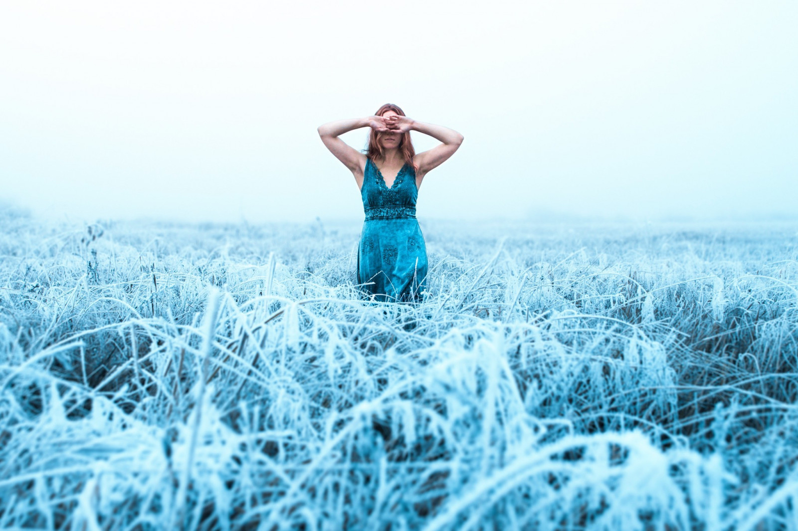 slunečnímu záření, ženy venku, ženy, model, sníh, zima, pole, šaty, modrý, mráz, zmrazení, počasí, sezóna, 2048x1365 px