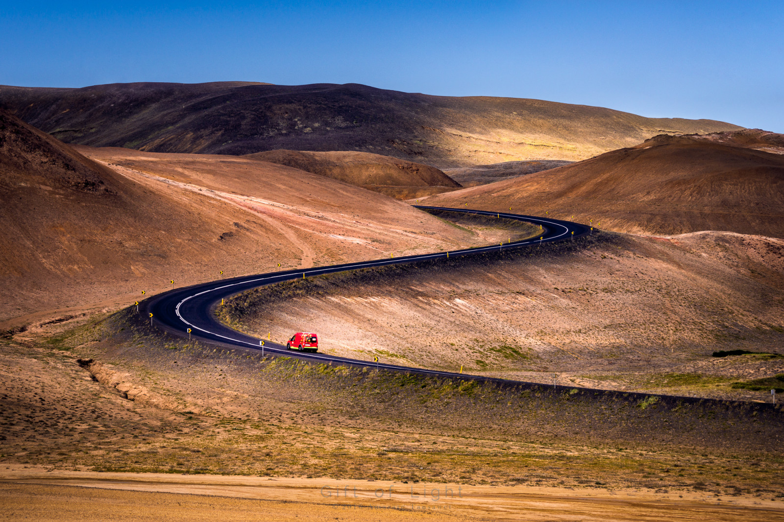 แสงแดด, แนวนอน, มืด, ทะเล, เนินเขา, ทะเลสาบ, ทราย, รถ, ท้องฟ้า, เงา, ยานพาหนะ, ถนน, การถ่ายภาพ, การท่องเที่ยว, ชายฝั่ง, ทะเลทราย, ขอบฟ้า, หุบเขา, ถิ่นทุรกันดาร, ไอซ์แลนด์, พลบค่ำ, ขับรถ, เส้นทาง, ที่ราบสูง, ทางเดิน, เบา, วัน, ภูเขา, รูปภาพ, ทาง, ทัวร์, ส่องสว่าง, อ่างเก็บน้ำ, ภาพ, แนวนอน, แหล่งดึงดูดนักท่องเที่ยว, sonyalphadslr, ดิน, ทะเลสาบ, สภาพแวดล้อมทางธรรมชาติ, ลักษณะภูมิประเทศที่เป็นภูเขา, ภูมิประเทศ, คุณลักษณะทางภูมิศาสตร์, การถ่ายภาพทางอากาศ, วดี