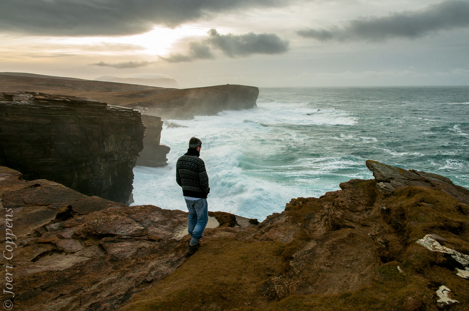 Photoshop, mare, baia, acqua, roccia, natura, puntellare, inverno, nuvole, spiaggia, Scozia, onde, costa, scogliera, Sole, orizzonte, Nikon, mantellina, Persona, UK, lightroom, Terreno, nube, NIKKOR, oceano, uomo, onda, Materiale, isole, scogliere, d5000, 1.685 millimetri, corpo d'acqua, vento onda, Orkney, Yesnaby