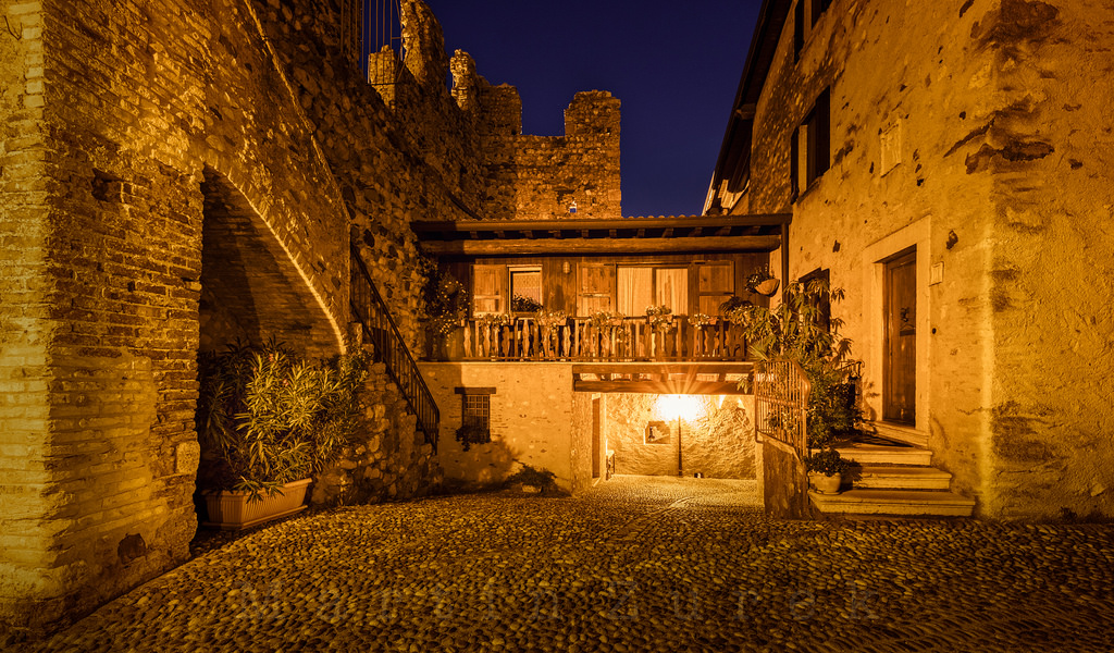 Sonnenlicht, Straße, Italien, Nacht-, Mauer, Haus, Abend, Schloss, Orange, Stadt, Immobilien, Licht, Herbst, Gasse, Beleuchtung, Italien, Kontrast, Zeiss, Zuhause, Dunkelheit, Distagon, Architektur, Weg, 5dsr, Burg, Einsamkeit, Gelb, Strasenbeleuchtung, Nacht, Gebude, Distagont2815, Brescia, Kastell, Ze, Verlassen, Gardasee, Stadtgebiet, alte Geschichte, Lombardei, Später, Stimmung, Beleuchtung, Mauer, Gespenstisch, Canon5dsr, Bilderserie, Castellodipadenghesulgarda, Gem uer, Mauern, Strasenzug, Wege, Ngstigen sein, D monisch, Ruhig