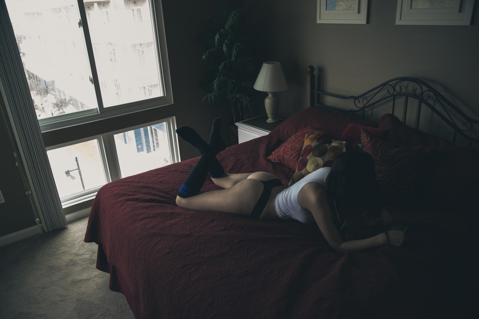 Černá, ženy, tričko, osel, pokoj, místnost, v posteli, ponožky, Dům, řemen, Vzhled interiéru, nohy nahoru, světlo, barva, tma, obraz, nábytek, Snímek obrazovky