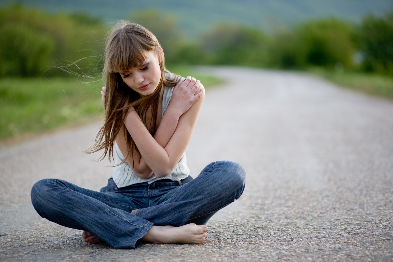 slunečnímu záření, stromy, ženy venku, ženy, model, portrét, hloubka pole, dlouhé vlasy, zavřenýma očima, Příroda, bruneta, holá ramena, naboso, nohy, sedící, makeup, silnice, fotografování, šaty, džíny, tílko, móda, větrný, ofina, emoce, jaro, Osoba, romantika, dívka, krása, žena, noha, fotografie, lidských pozice, portrétní fotografie, focení