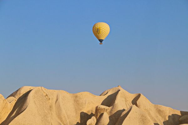 sky,nature,aerostat,hot air ballooning,balloon,natural environment