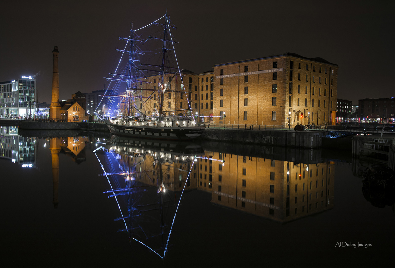 město, panoráma města, noc, architektura, voda, budova, odraz, nebe, večer, řeka, metropole, Liverpool, struktura, elektřina, světlo, longexposure, strom, počasí, odrazy, budovy, osvětlení, centrum města, tma, nightlights, urban area, turistická atrakce, vodní, albertdock, stavrossniarchos, plachetnice, Merseysidemaritimemuseum