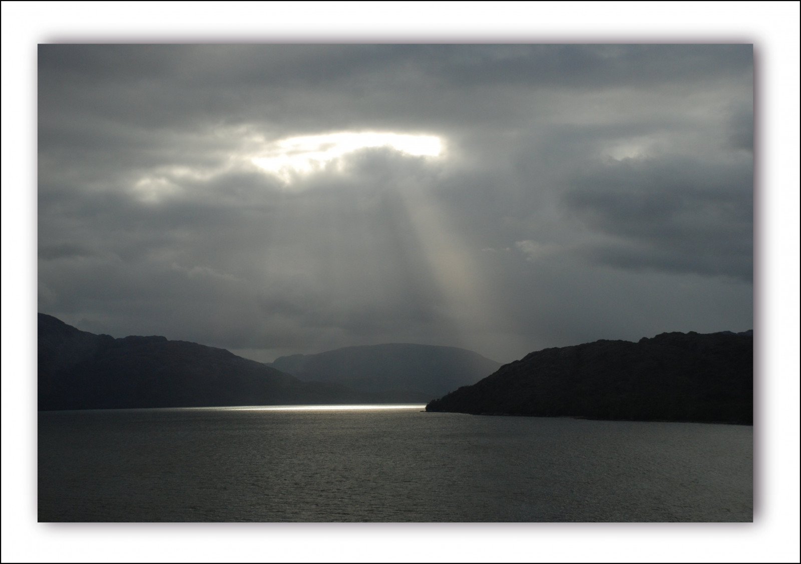 sollys, landskab, hav, sø, vand, himmel, berolige, storm, gletschere, aften, morgen, Sol, horisont, atmosfære, fjorden, Nikon, grå, zen, POV, harmoni, lyd, sø område, Sky, stråler, spotlight, mygearandme, kanal, solstråler, reservoir, mygearandmepremium, mygearandmebronze, mygearandmesilver, anawesomeshot, naturesfinest, Bej, abigfave, theperfectphotographer, 100commentgroup, platinumheartaward, SOE, natureselegantshots, theunforgettablepictures, artistoftheyearlevel4, artistoftheyearlevel5, artistoftheyearlevel6, platinumphoto, flickrdiamond, flickrbronzeaward, blueribbonwinner, goldstaraward, nikond80, flickrsbest, sailsevenseas, ultimateshot, citrit, Supershot, klik, highland, maleriske, dragondaggerphoto, mountians, qualitypixels, arealgem, loch, mywinner, meteorologisk fænomen, cumulus, fænomen, bedste af det bedste, fjorde, mycameraneverlies, allkindsofbeauty, everydayissunday, photographersgonewild, darwinchannel, fineartgallery, outsidethecity, cloudspicnik, d809, hiddentreasuregroup, worldwidetravelogue, onlyadministradores