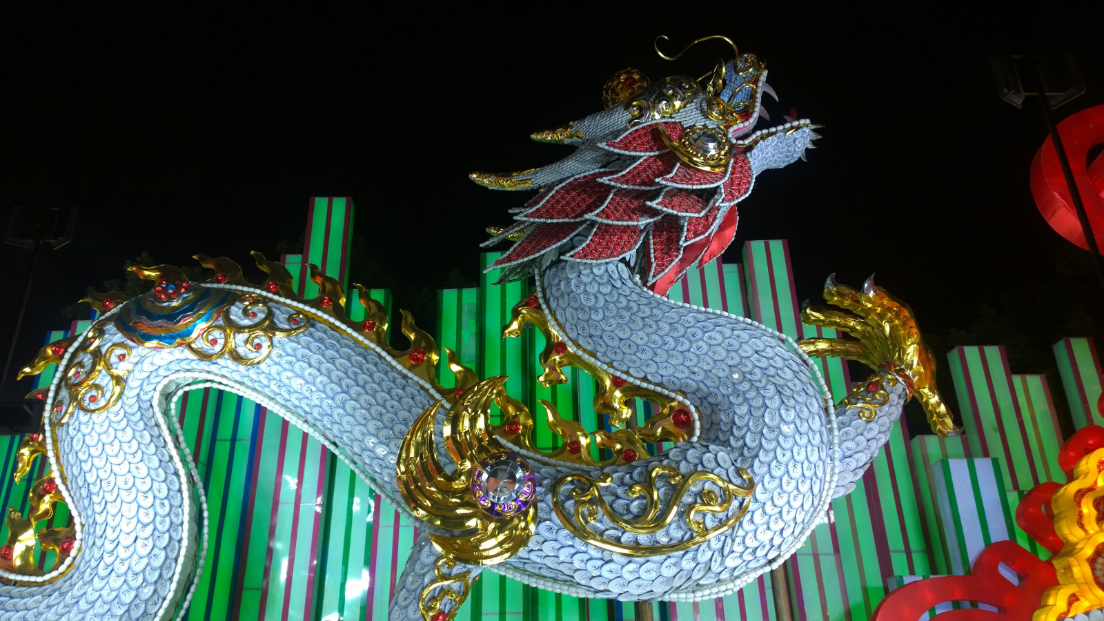 drango, desky, fantastic realism, bílý