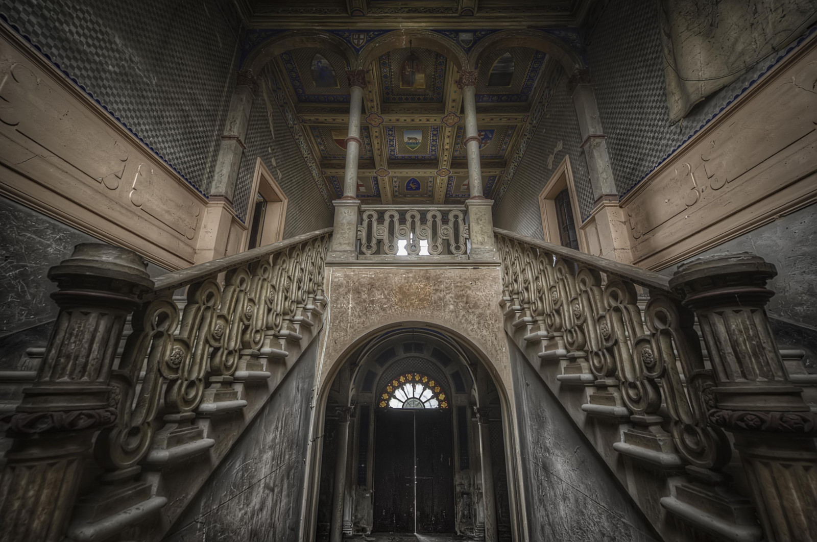 bygning, forladt, symmetri, slot, kolonne, bue, henfald, kapel, Urbex, basilika, mørke, milepæl, facade, trappe, scala, historiske sted, abbandono, middelalderlig arkitektur, Mercalli