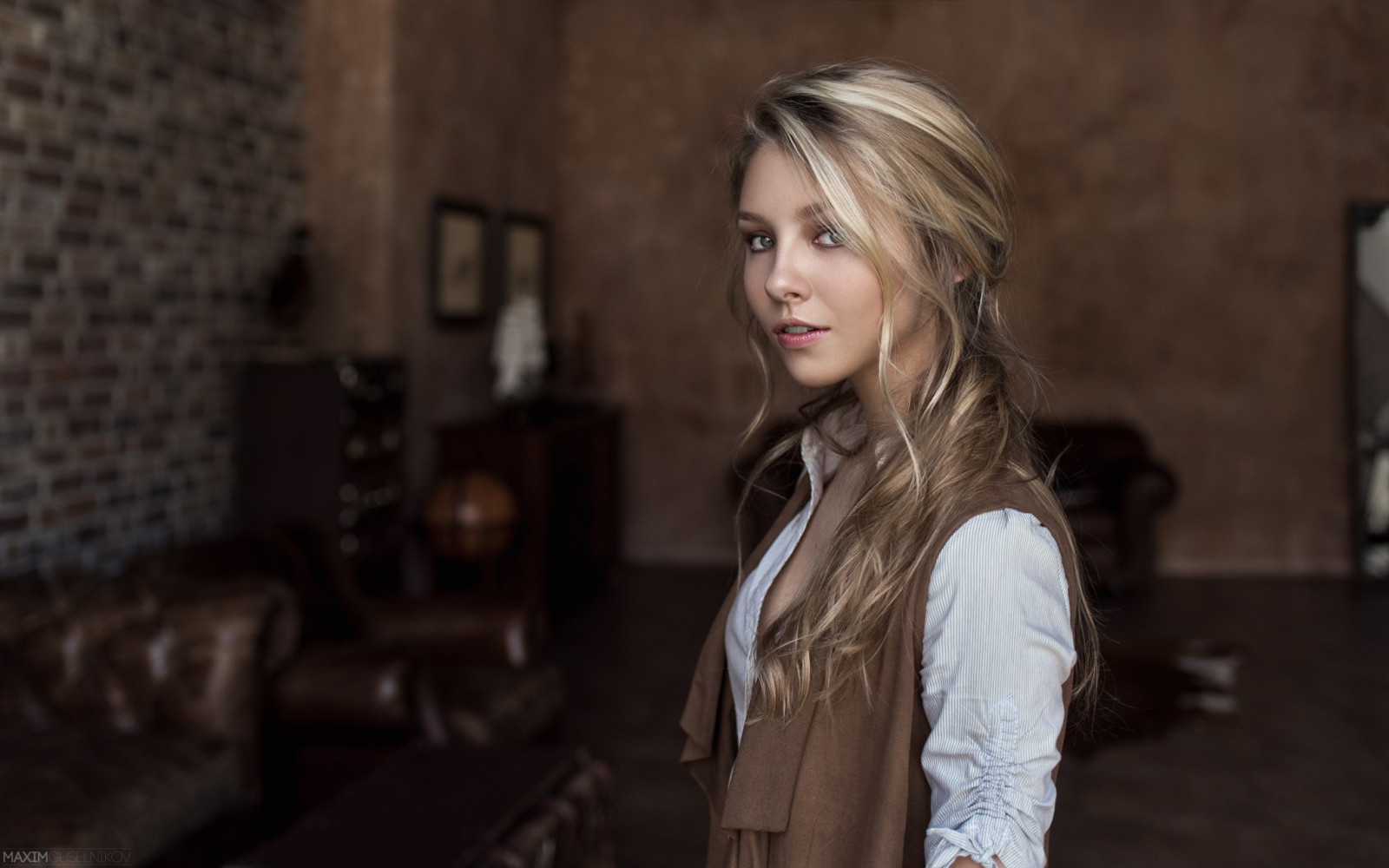 tvář, ženy, model, portrét, blondýnka, hloubka pole, dlouhé vlasy, při pohledu na diváka, vlnité vlasy, Ženy uvnitř, móda, vlasy, Alice Tarasenko, Maxim Guselnikov, Osoba, krása, dáma, blond, Snímek obrazovky, focení, hnědé vlasy