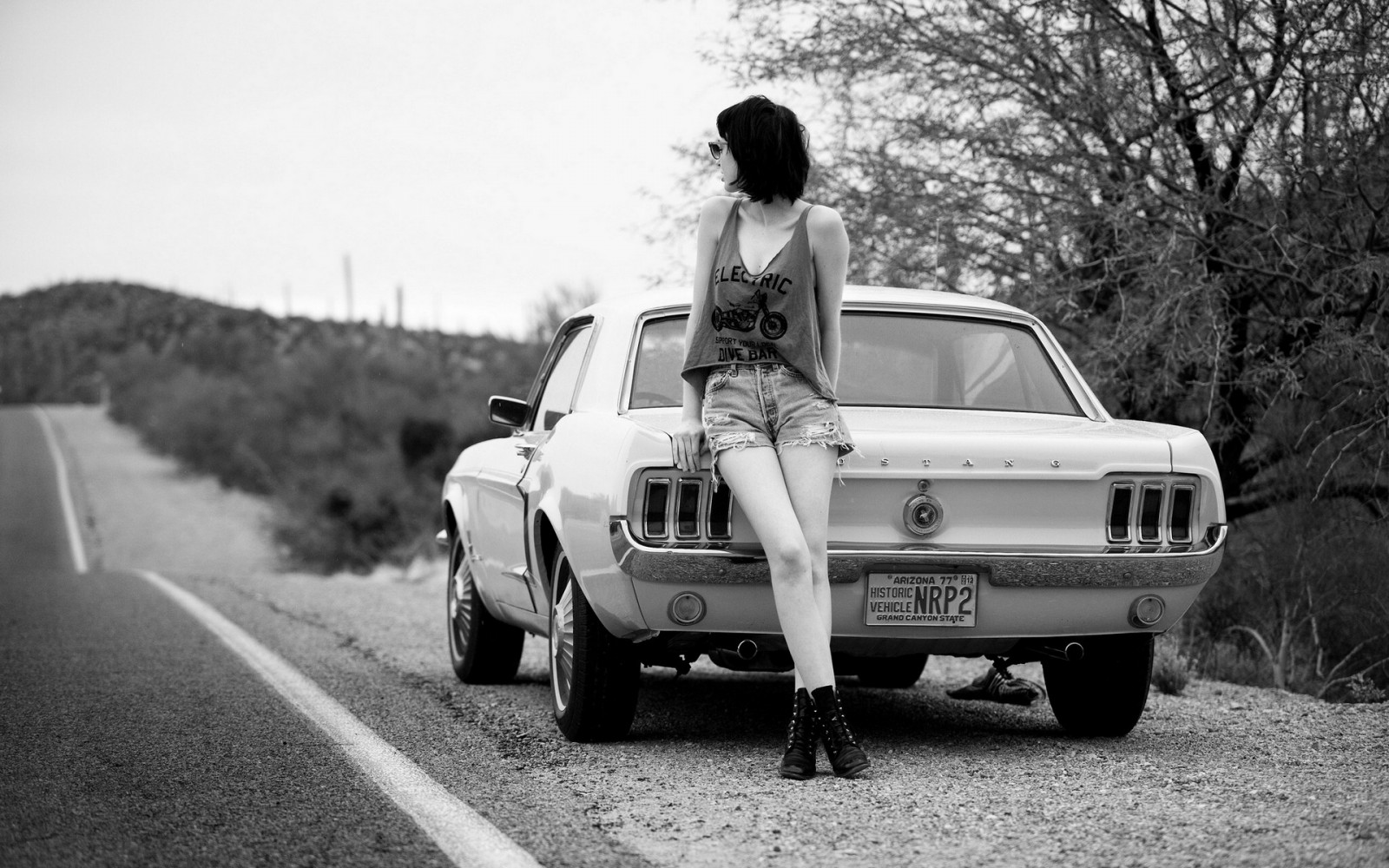 ženy, černobílý, model, auto, vozidlo, černé vlasy, Ford Mustang, sportovní auto, veteránem, řidičský, klasický, Černý a bílý, monochromatické fotografování, pozemní vozidla, automobilového designu, automobil make, luxusní vůz, starožitný auto, shromažďovací