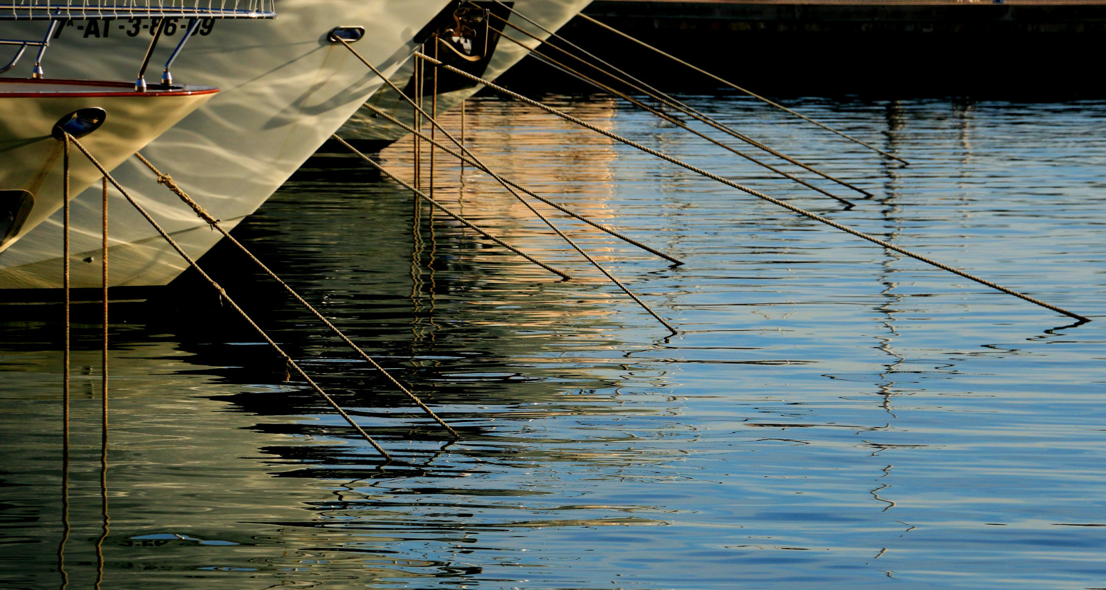 lodě, voda, odrazy, čáry, kotviště, světlo, úhlopříčka, luky