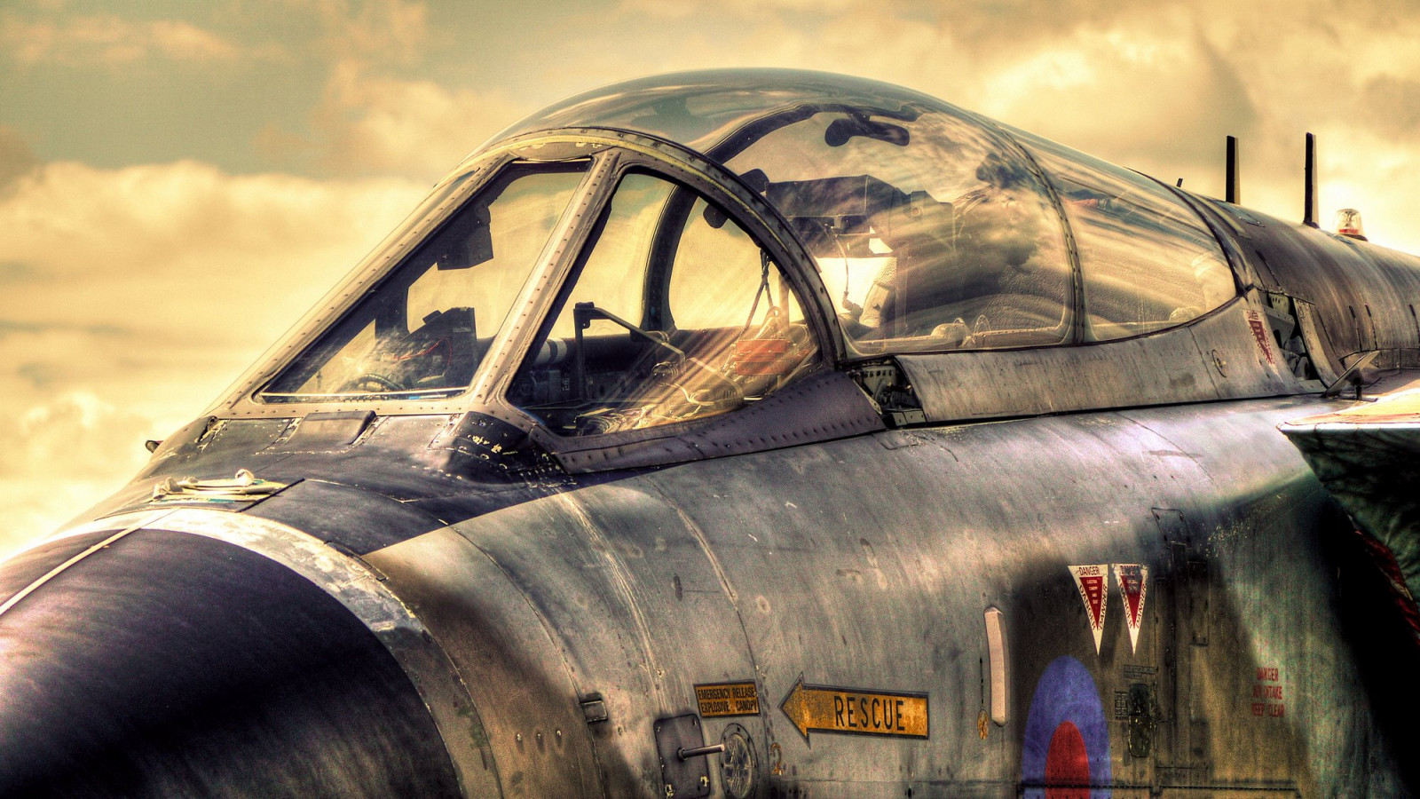 ยานพาหนะ, เครื่องบิน, อากาศยาน, ไฟ, HDR, เครื่องบินทหาร, ทอง, กองทัพอากาศ, พานาโซนิค, tonemapping, ศิลปะ, ทอง, เย็น, สี, ดิจิตอล, การบิน, lumix, ร้อน, น่ากลัว, ดิจิทัล, สวยงาม, m43, microfourthirds, micro43, ภาพหน้าจอ, ทัศนศิลป์, งดงาม, บรรยากาศของโลก, เครื่องบินรบ, เครื่องยนต์อากาศยาน, เครื่องบินเจ็ท, artsy, yorkshireairmuseum, colourlicious, เจ้าอาวาส, onfire, gh2, dmcgh2, panasonicgh2, lumixgh2, panasoniclumixgh2, panasoniclumixdmcgh2