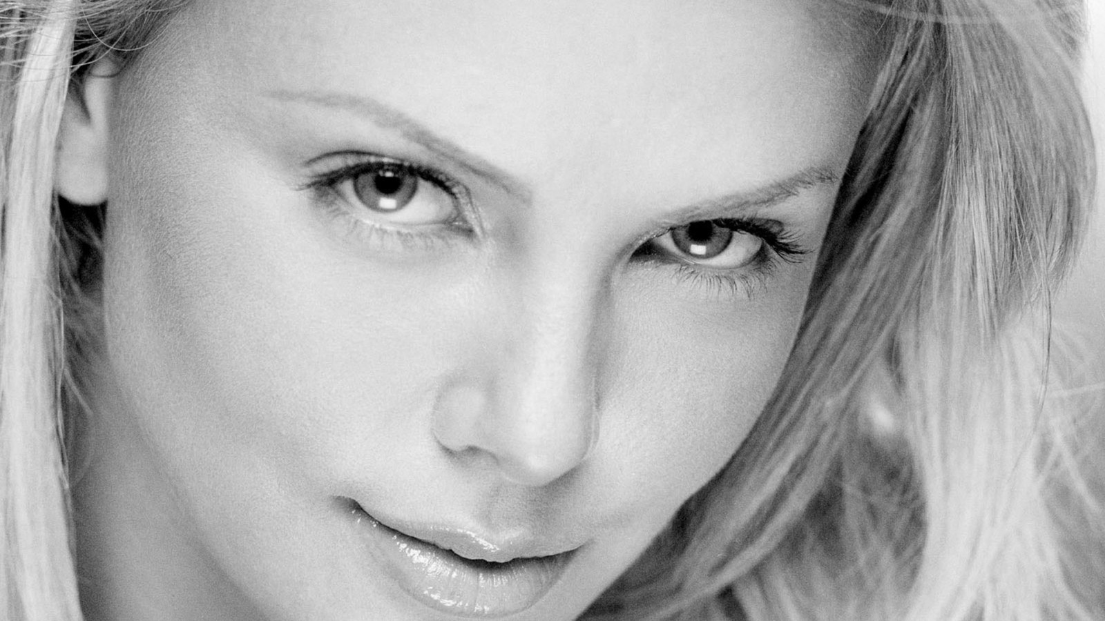 tvář, výkres, bílý, Černá, černobílý, model, portrét, fotografování, vlasy, nos, Charlize Theron, kůže, hlava, dívka, krása, oko, blond, 1920x1080 px, Černý a bílý, monochromatické fotografování, portrétní fotografie, focení, hnědé vlasy, mimika, Lidské tělo, orgán, zblízka
