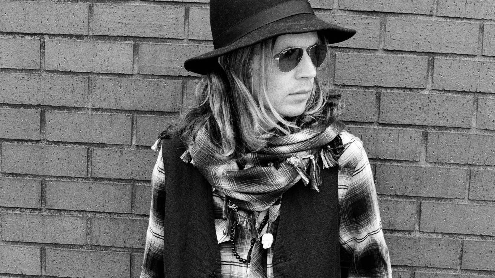 černobílý, sluneční brýle, brýle, stěna, fotografování, košile, vzor, šátek, Kývnutí, chladný, dívka, pokrývka hlavy, momentka, Černý a bílý, monochromatické fotografování, vision care, Skarf, human behavior